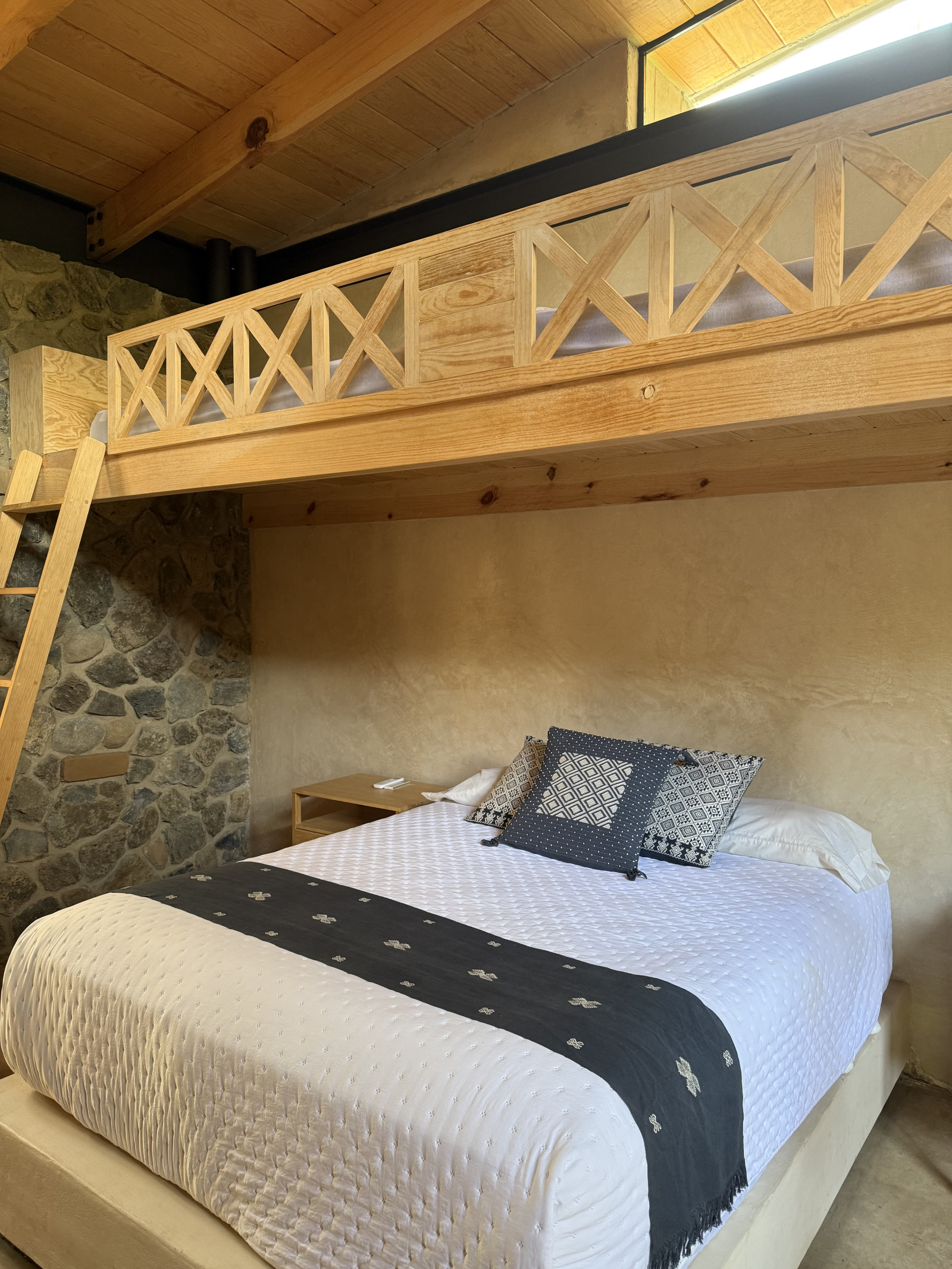 Dos habitaciones con cama queen y dos camas individuales