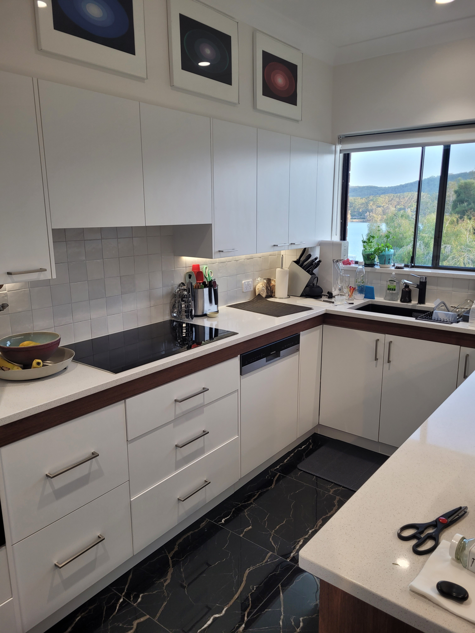 Nuestra cocina fue renovada y reconstruida a finales de 2024. Estufa de inducción Siemens con hornos ...