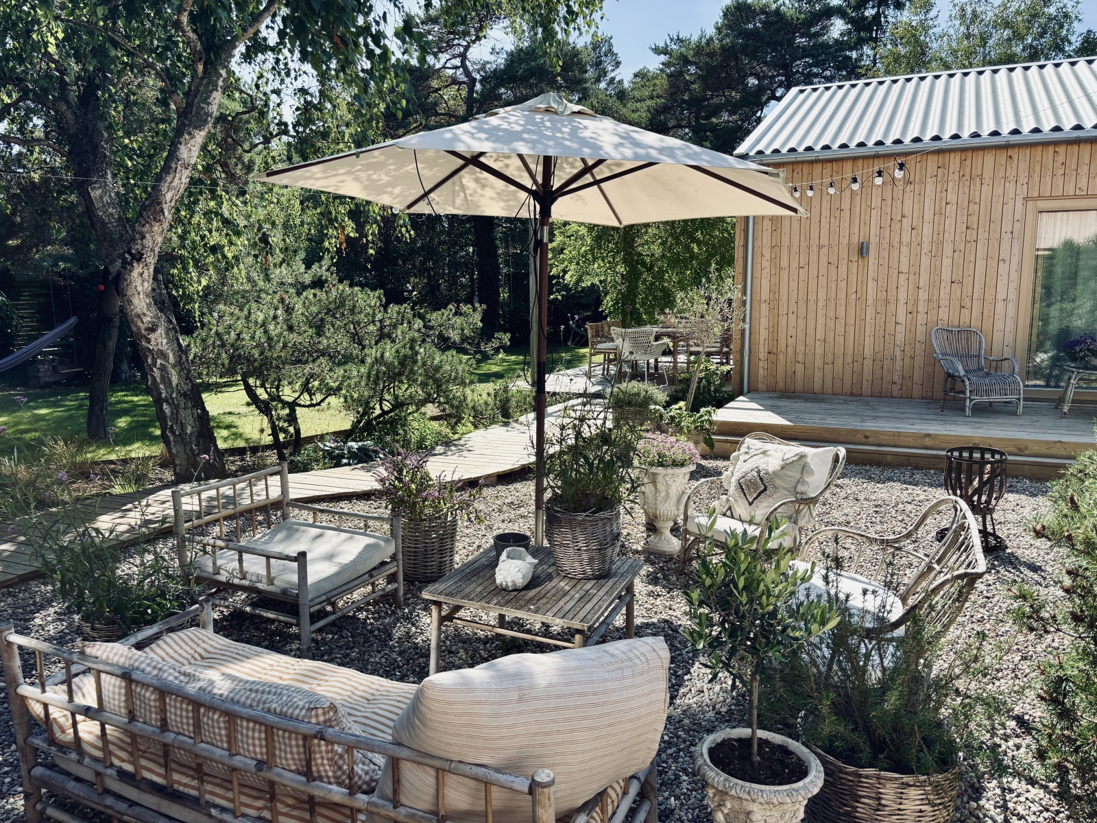 Social beach house by the most beautiful beach in Sweden. Close to nature, several white beaches, tranquility of Österlen and close to buzzing Copenhagen.