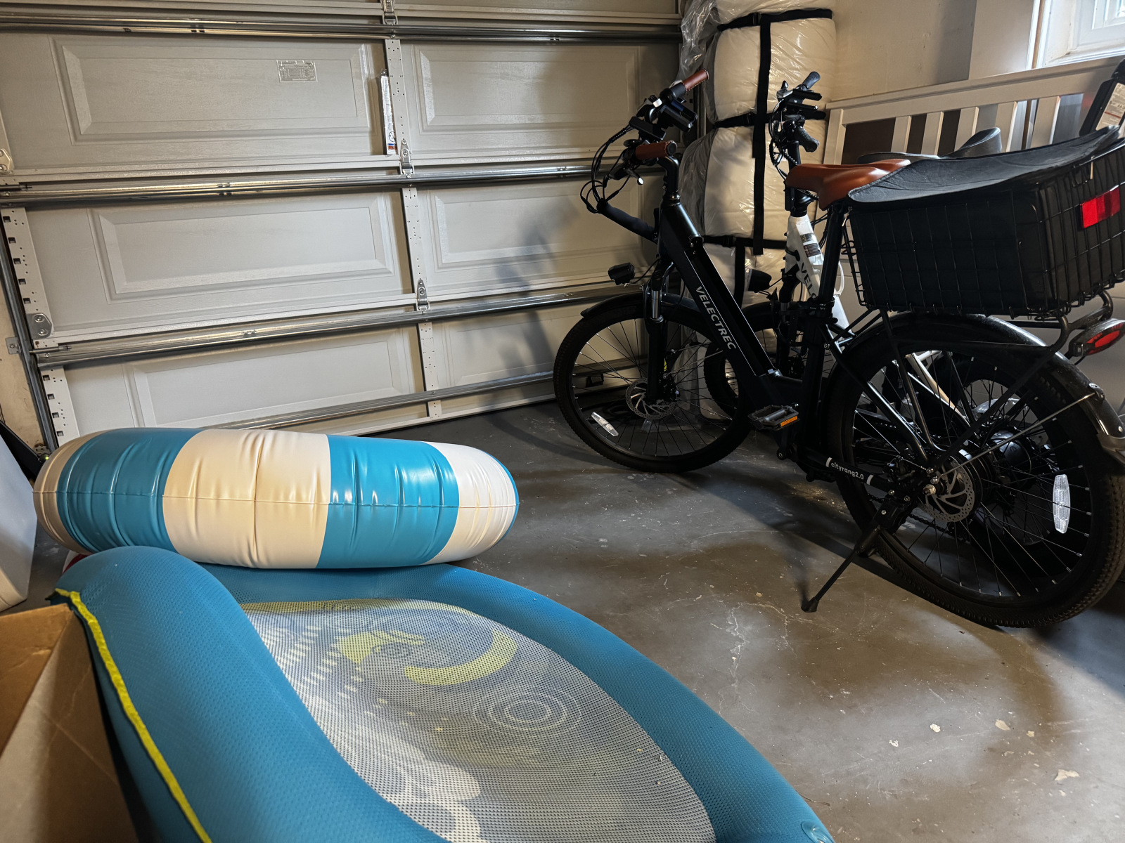 Die Garage enthält verschiedene Strandartikel, 2 eBikes (Fahrt auf eigene Gefahr) und ein Queensize- ...