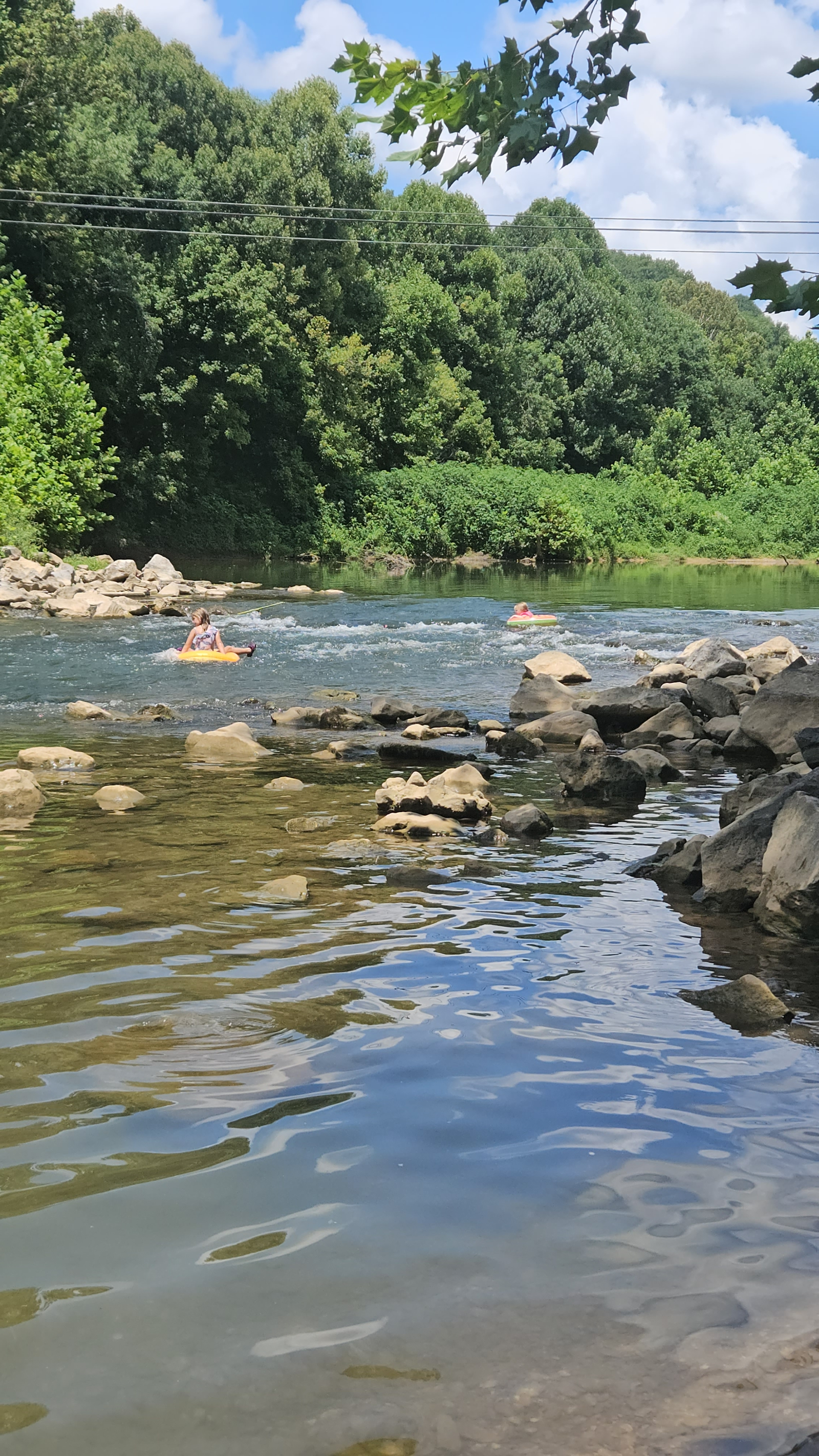 Un trou de baignade local génial avec balançoire de corde à droite sur la rivière Roaring. À environ ...