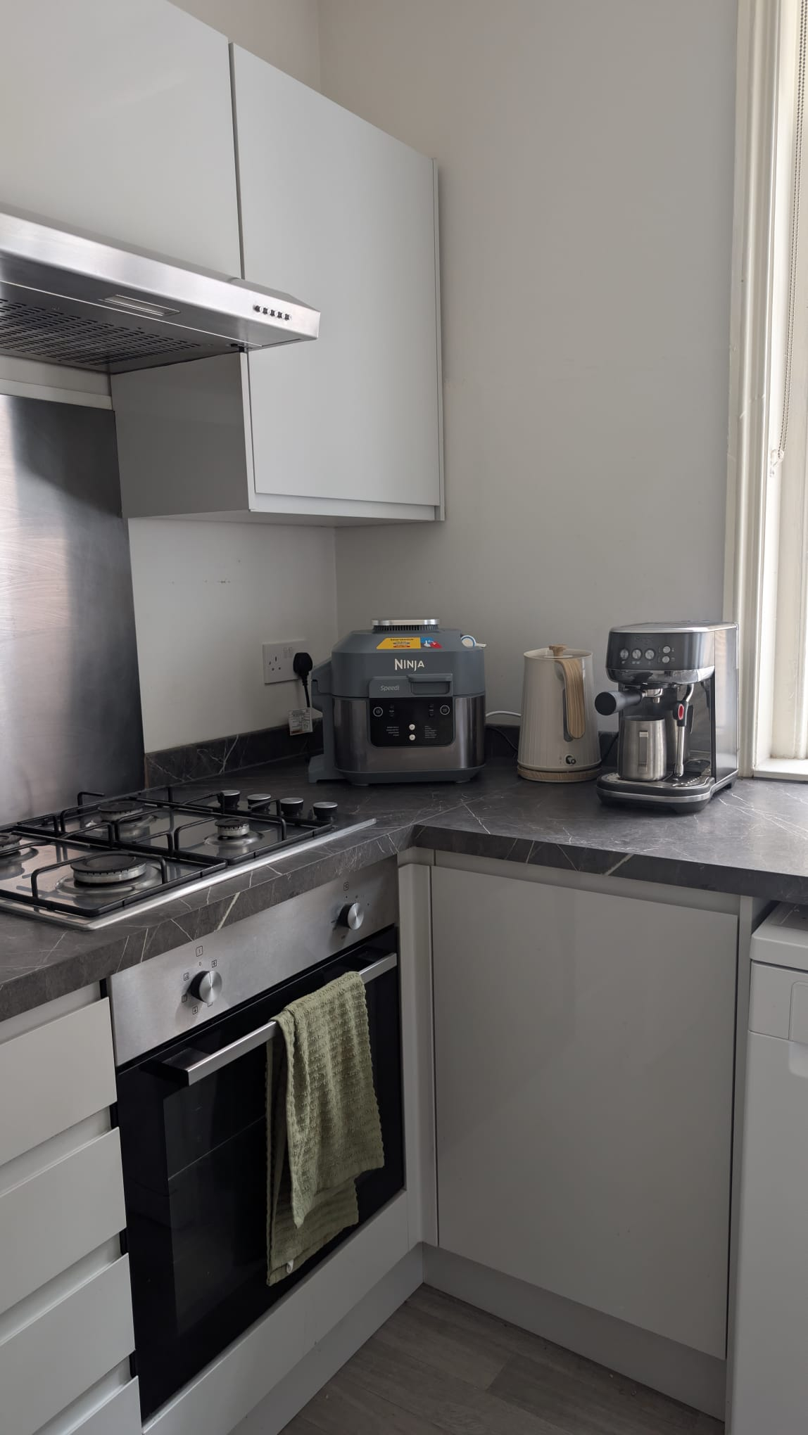 Temos um Ninja Speedi que possui uma fritadeira e uma variedade de outras funções. 
Máquina de Café ...