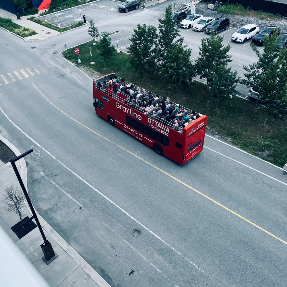 HOP ON HOP OFF / STOP vor unserem Gebäude. Geführte Tour durch OTTAWA (Kanadas Hauptstadt)