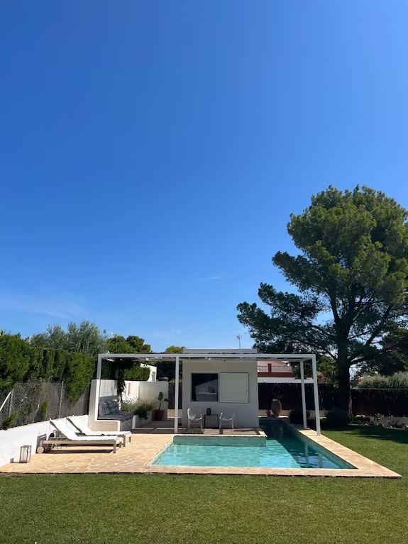 Design 3-bedroom chalet 10-min walk to the beach with studio-office by the pool