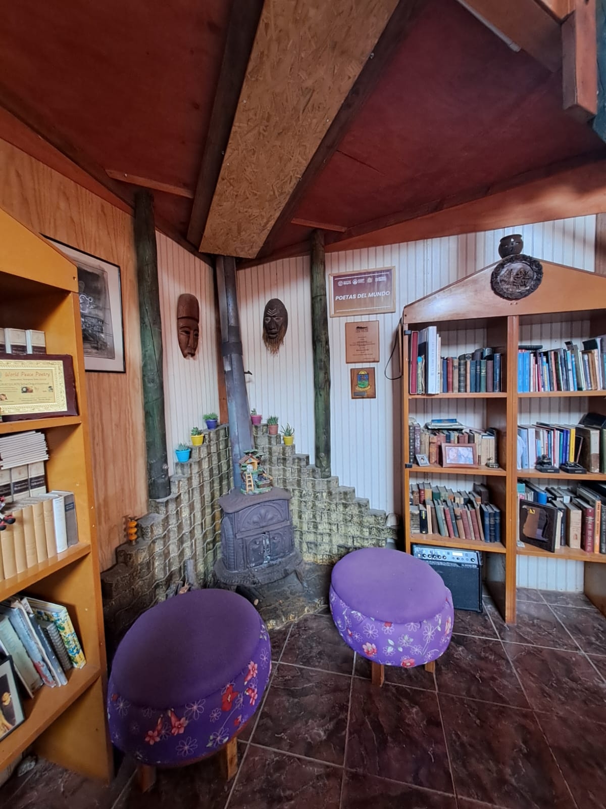 Wooden House between Vineyards and Ocean