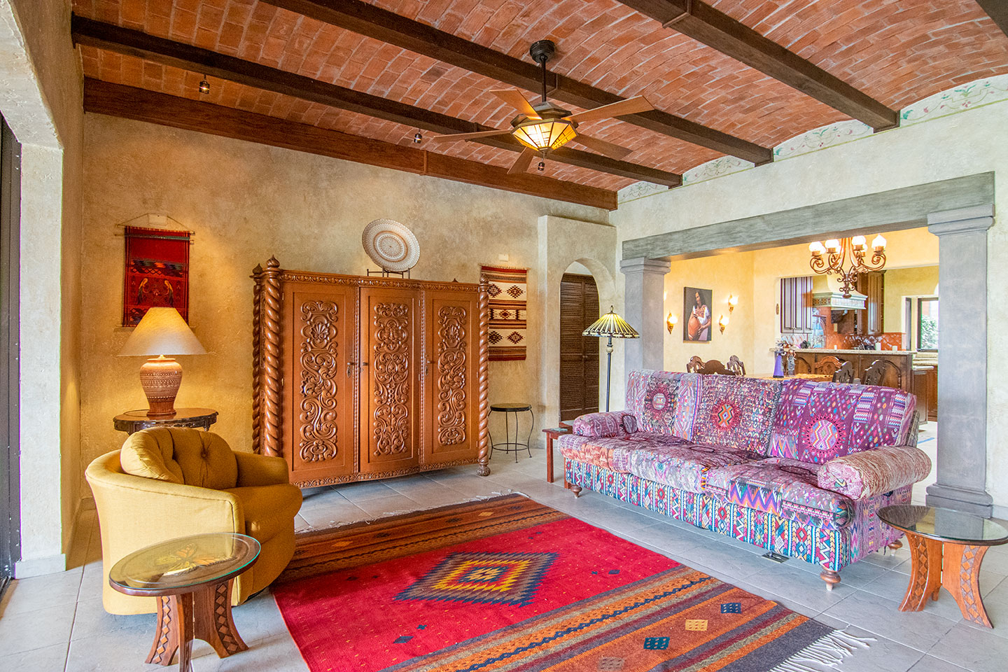 Sala de estar com vista para o lago.  TV com canais dos EUA dentro do gabinete.