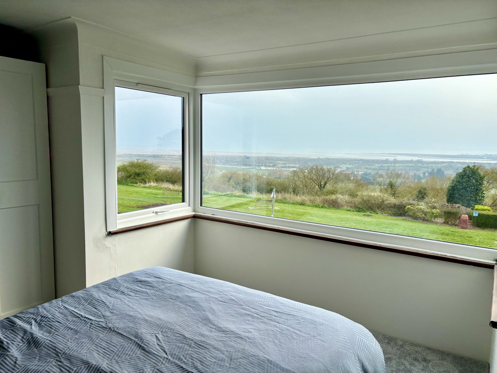 Ampia vetrata con vista sul mare dalla camera da letto principale
