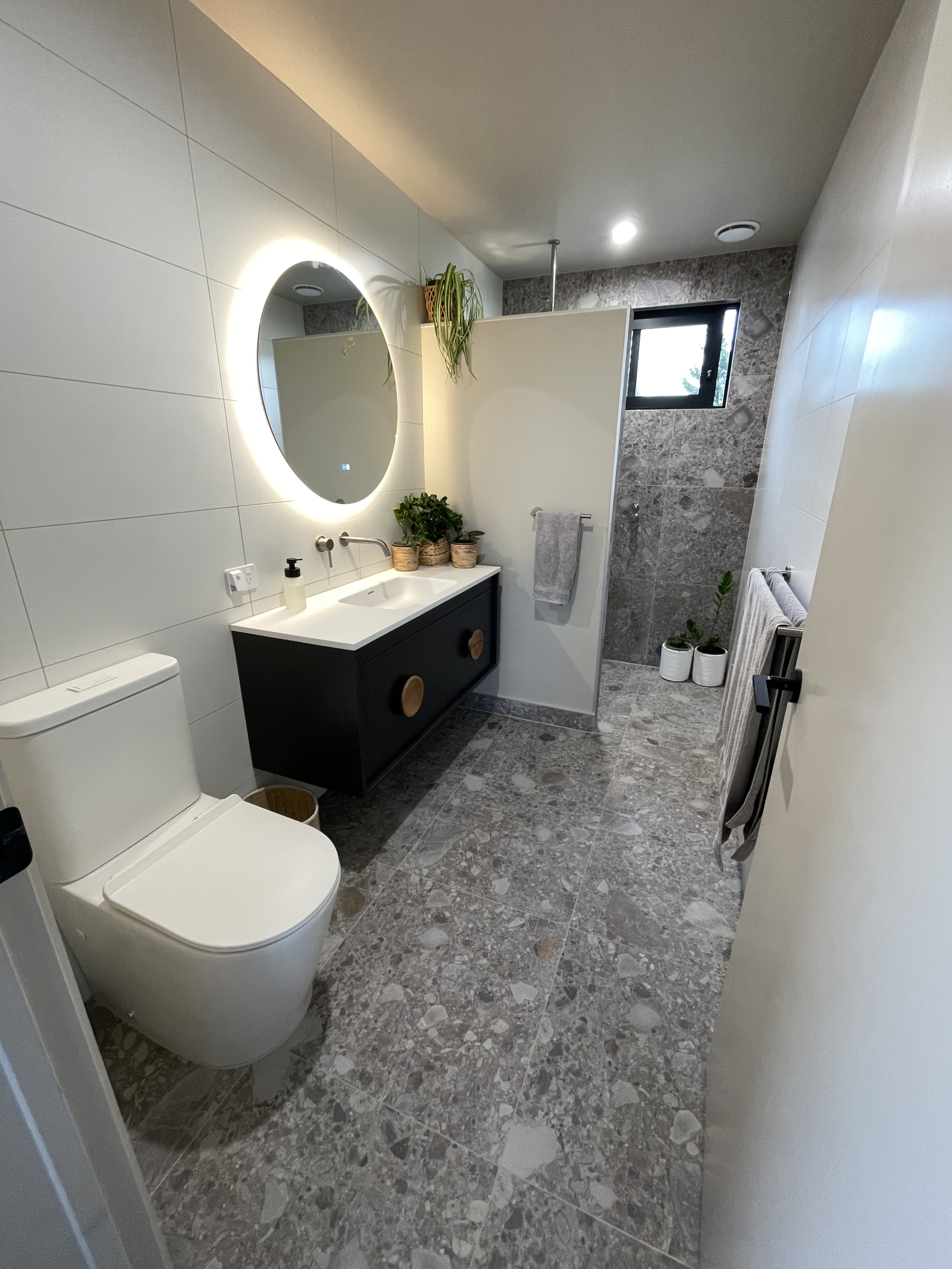 Das Spa-ähnliche Bad verfügt über eine ebenerdige Dusche und Fußbodenheizung. Der LED-Spiegel verfüg ...