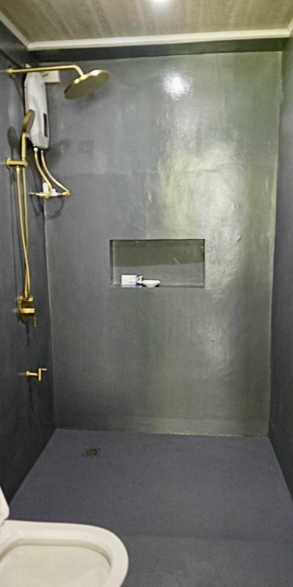 Badkamer op de begane grond - douche, boiler, toilet met bidet