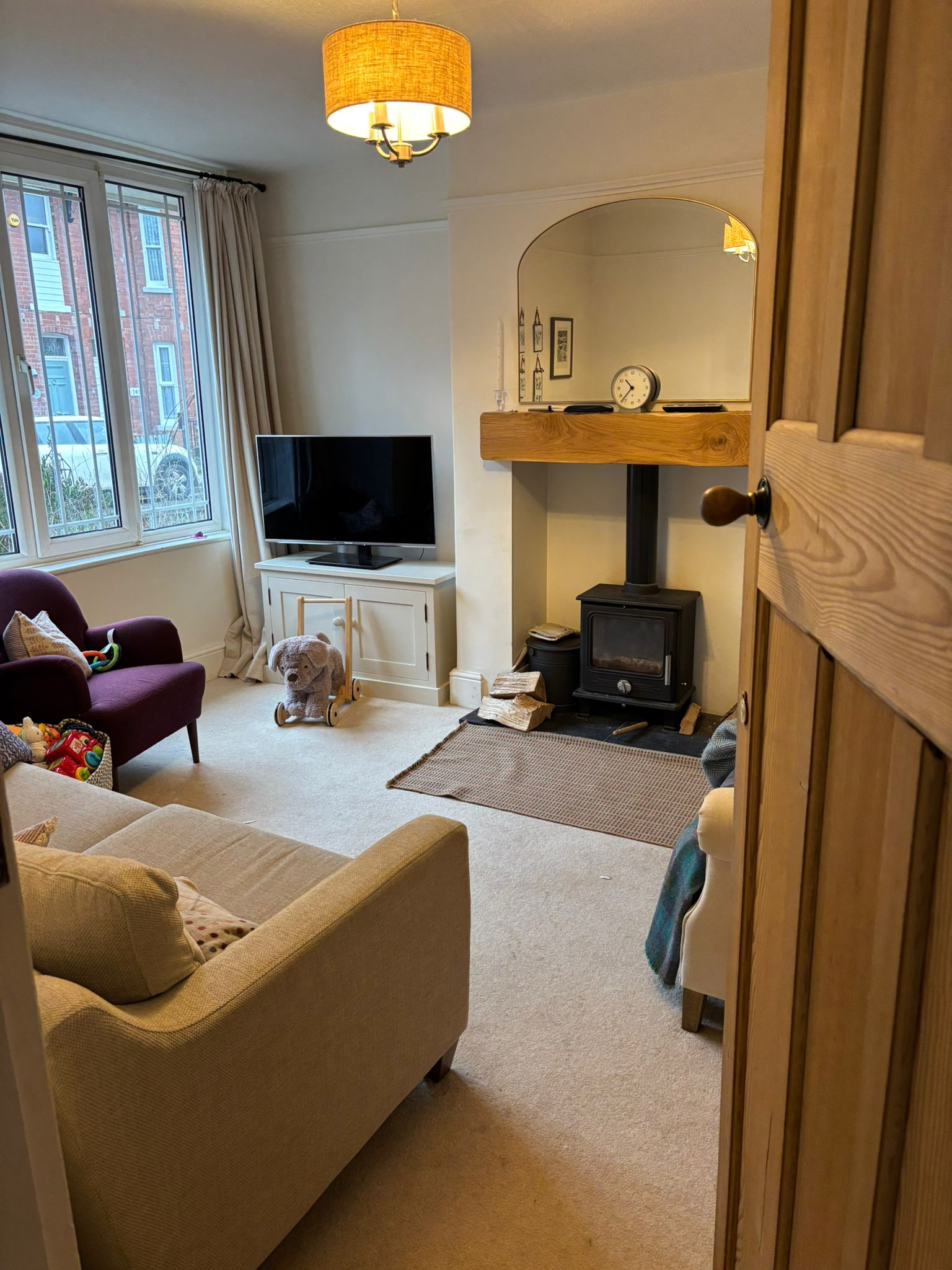 Gemütliches Wohnzimmer mit Holzofen