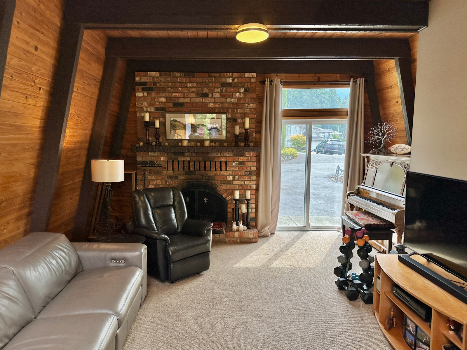 Camera familiare con TV e pianoforte (il camino non è disponibile per l'uso).