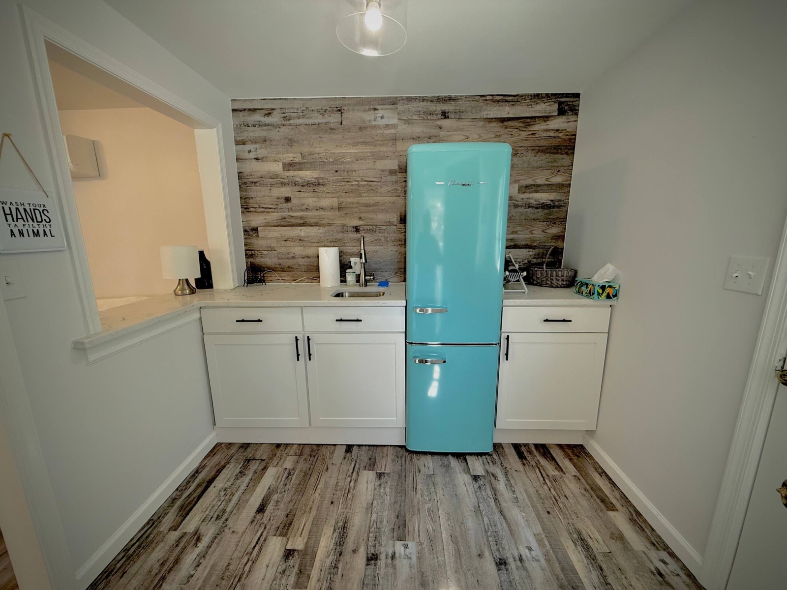 O pequeno apartamento atrás da casa - Kitchenette (micro-ondas pequeno e Keurig não mostrados na foto).