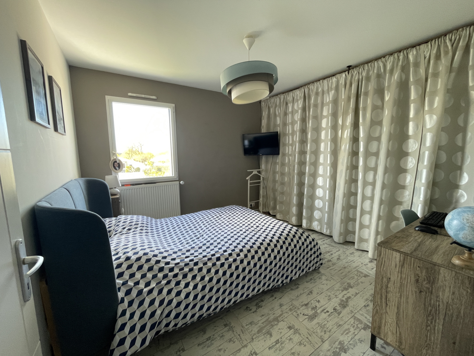 upstairs bedroom with double bed: 140x200 + desk + smart TV