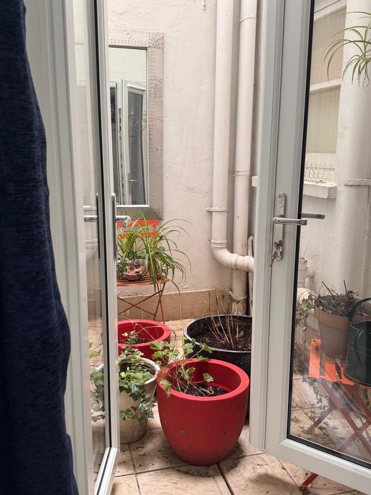 Large 2 bedroom flat in the heart of West London