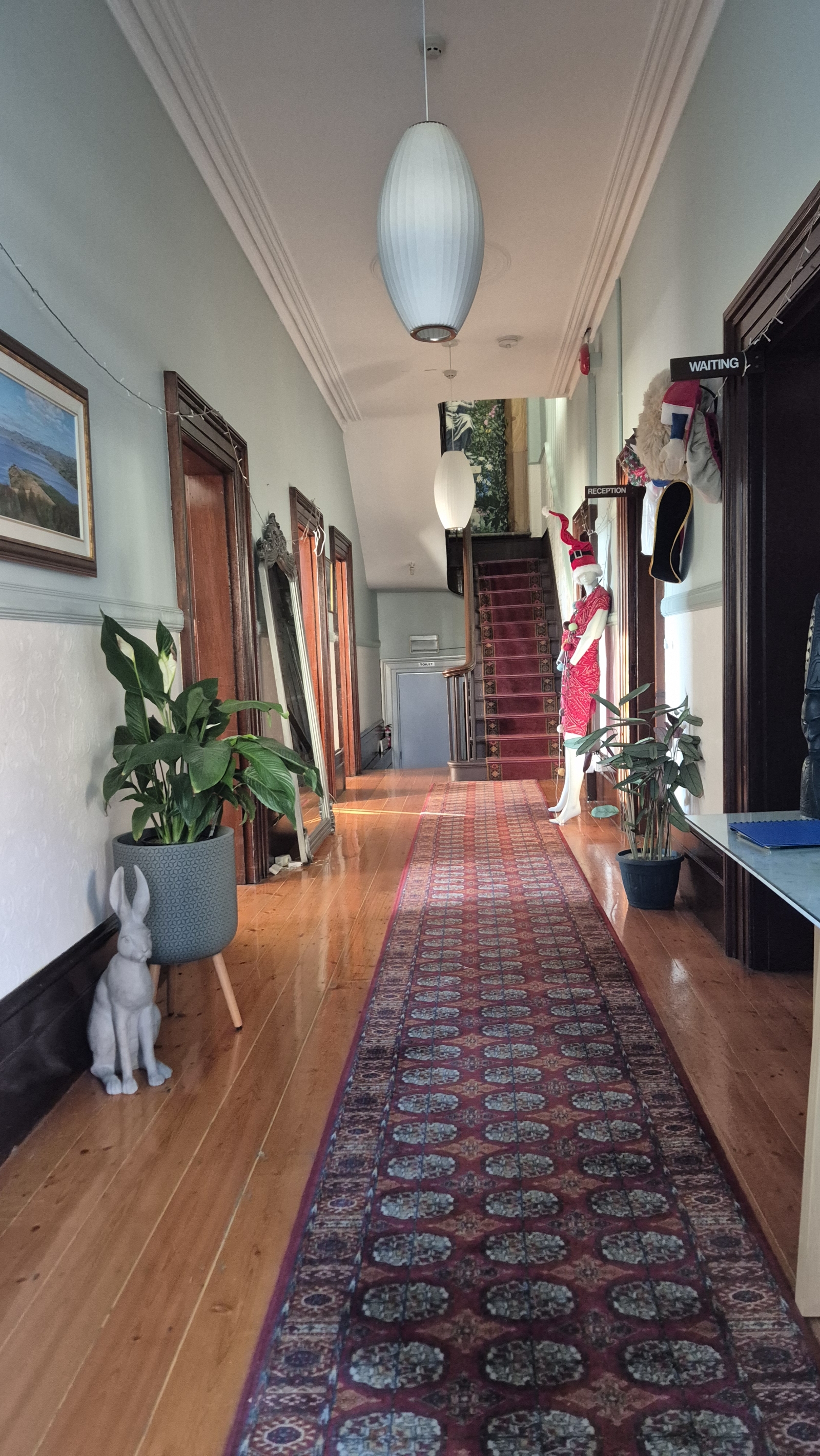 Entre no coração de Hobart com esta casa ampla, grandiosa e tombada como patrimônio histórico, com vistas incríveis da orla.