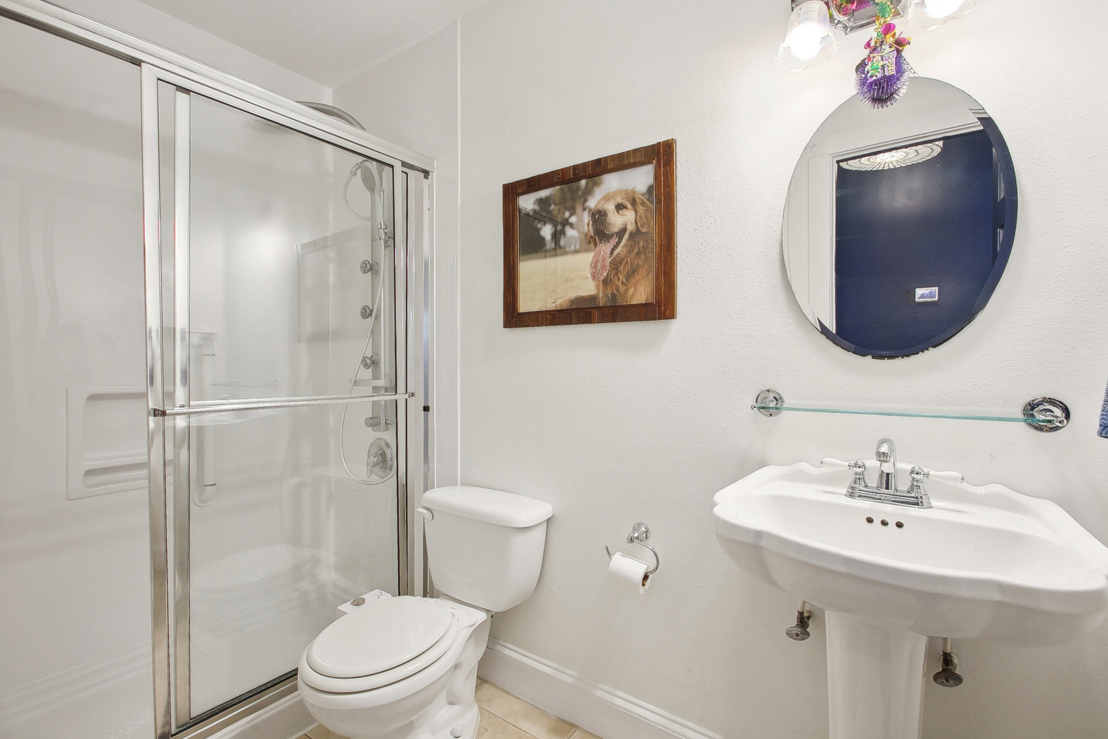 Banheira de tamanho completo fora do corredor.