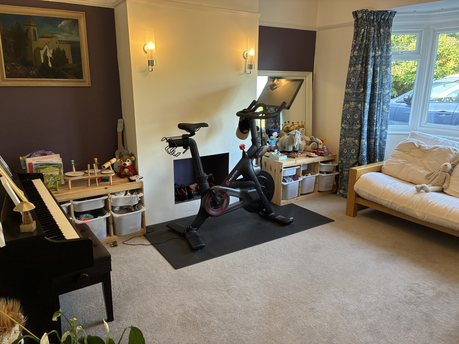 Não é um lugar de beleza (ainda), mas a sala de jogos, e também temos uma área de recreação separada ...