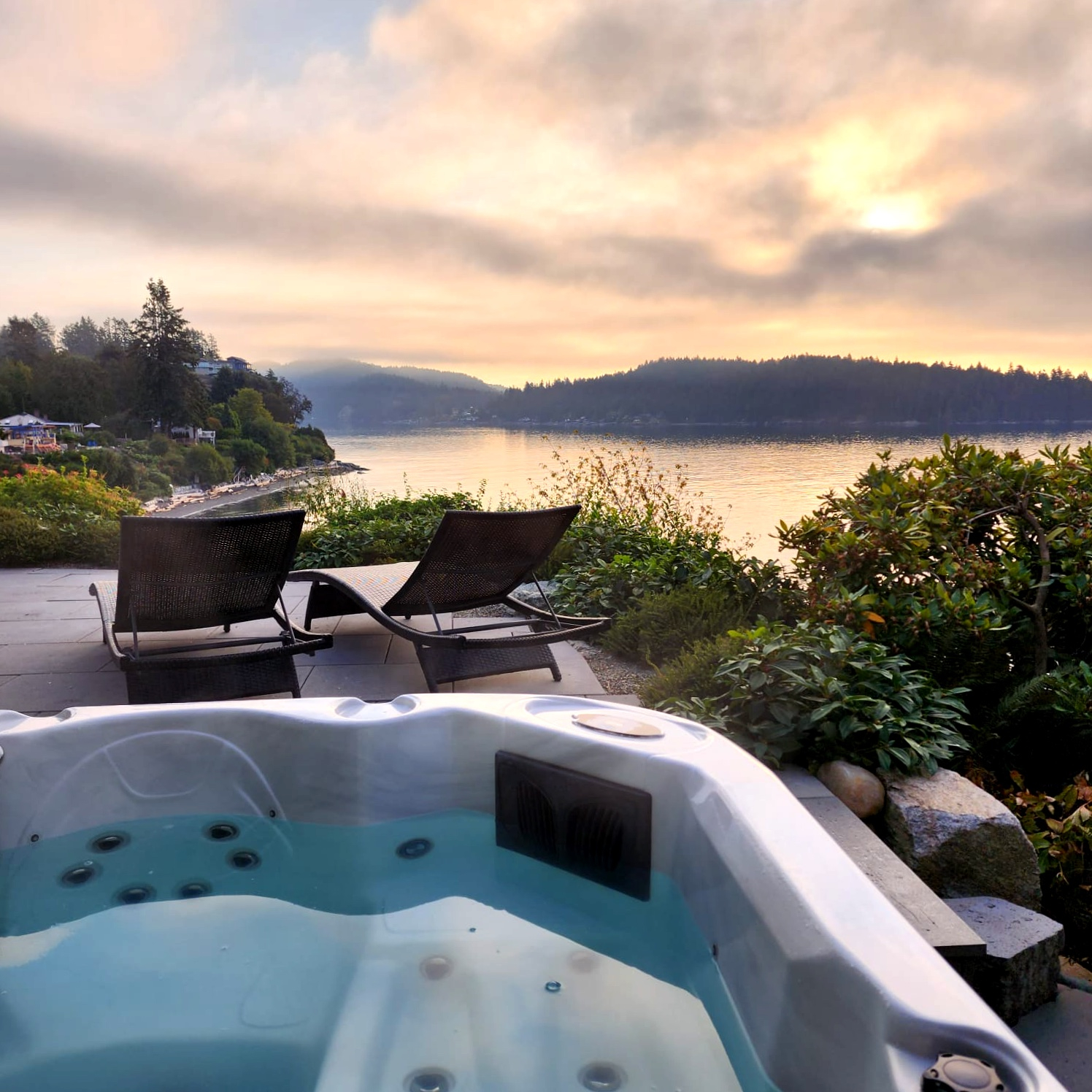 La vue depuis le bain à remous, donnant sur l'île de Keats.
