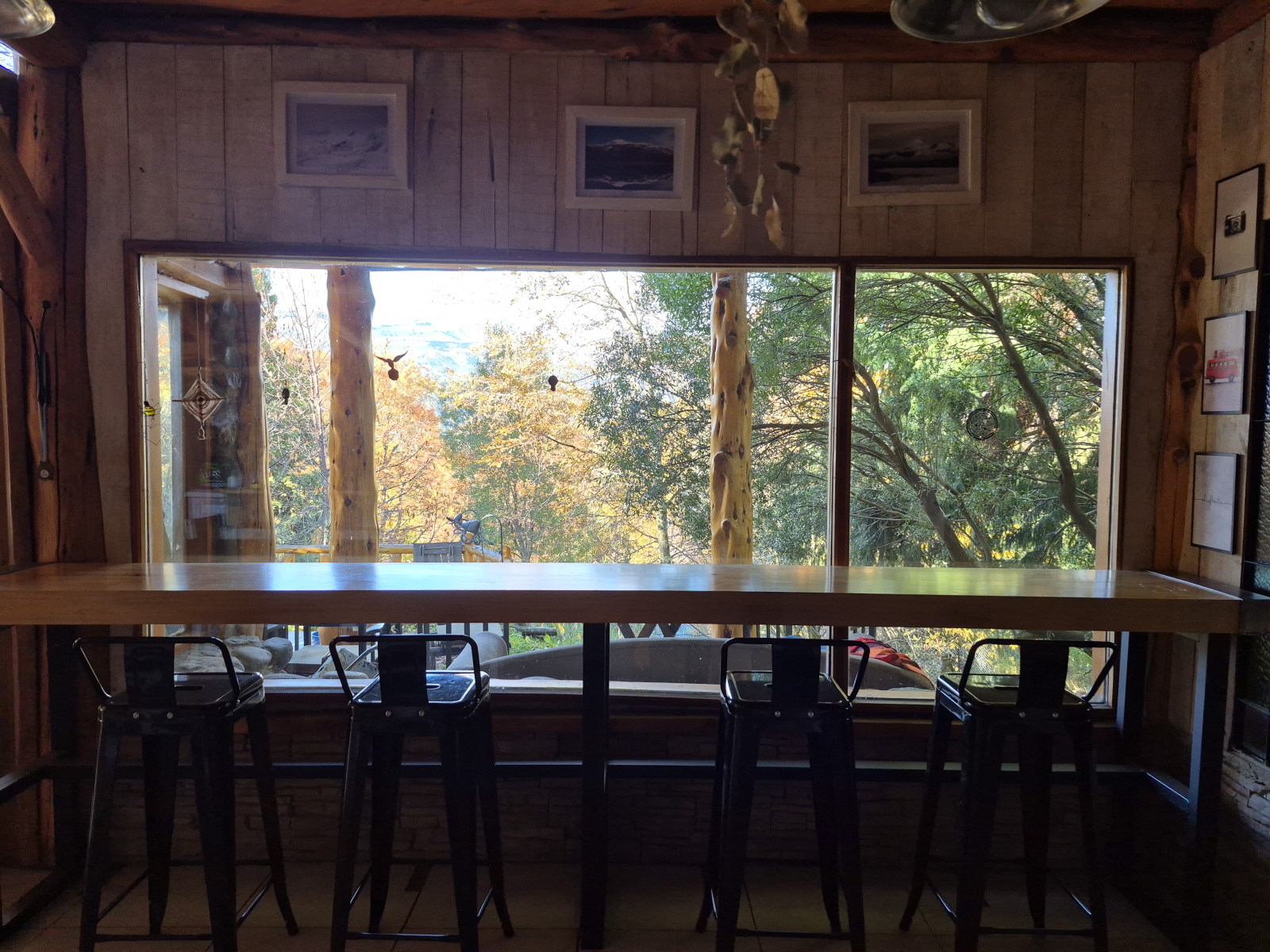 Bar en bois surplombant le jardin