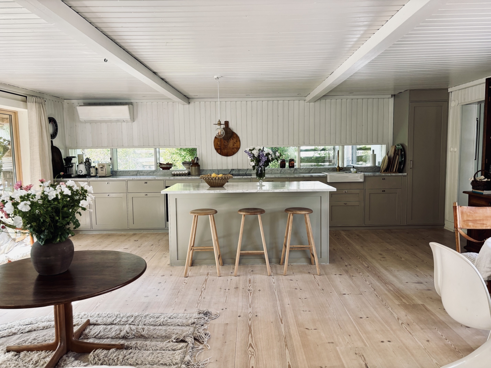 Social beach house by the most beautiful beach in Sweden. Close to nature, several white beaches, tranquility of Österlen and close to buzzing Copenhagen.