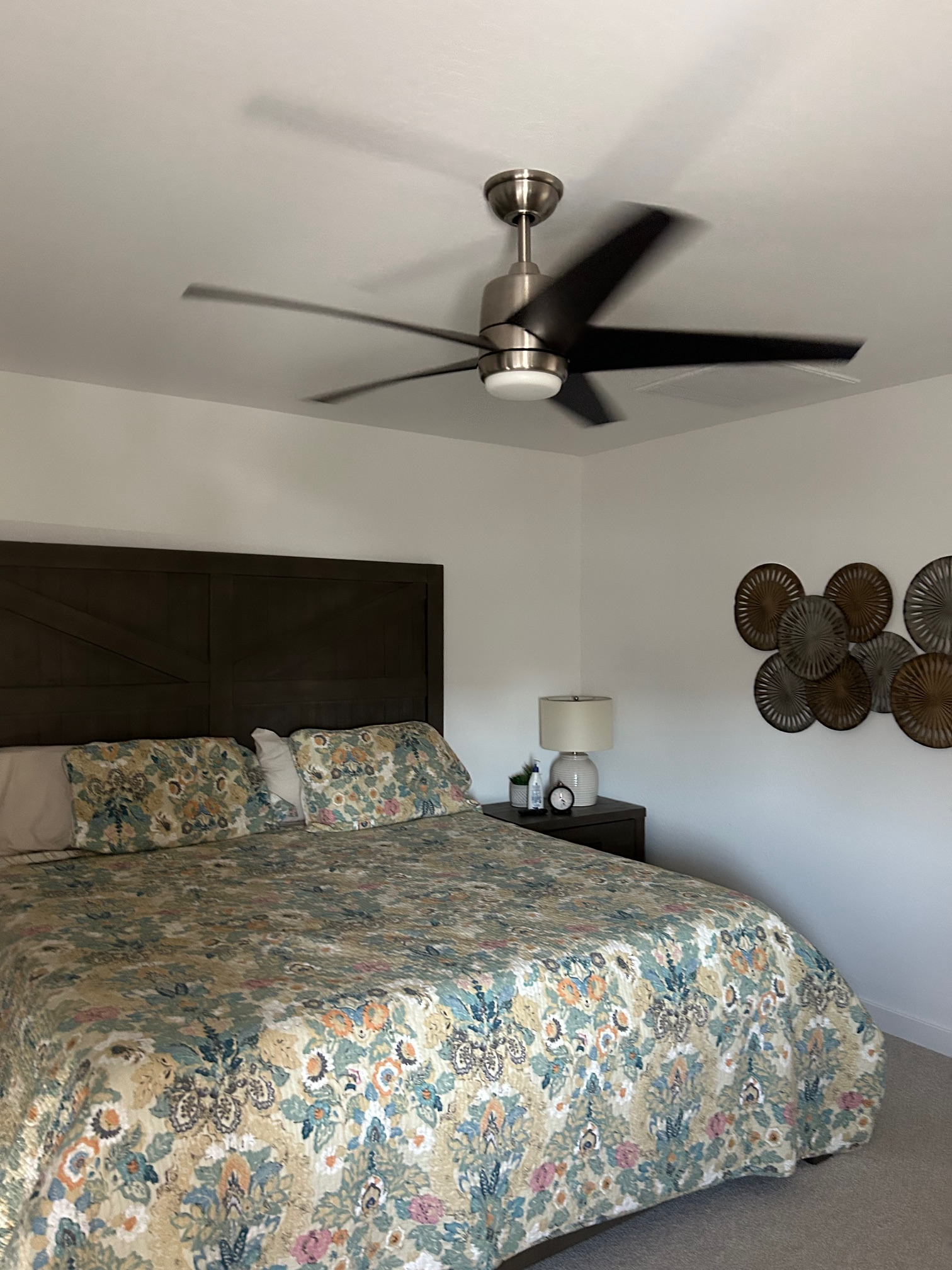 Dormitorio con cama King y baño adjunto