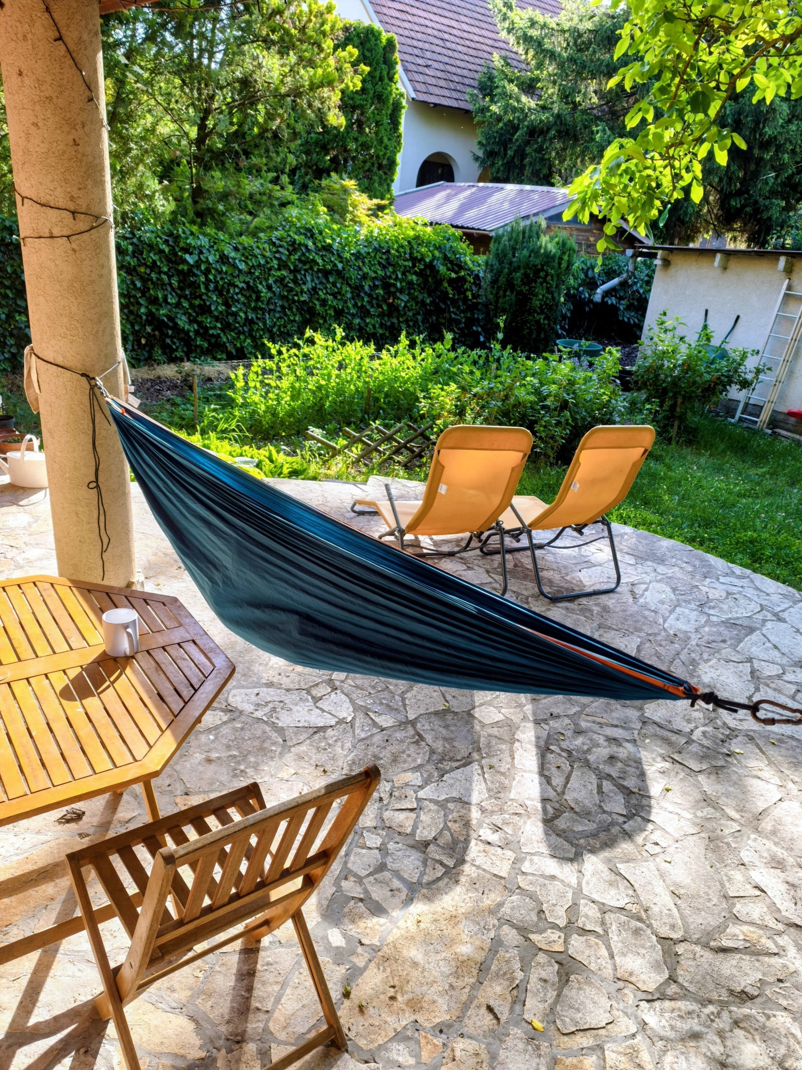 Notre terrasse bien-être. Profitez du silence et du chant des oiseaux à la lumière du soleil levant. Le soleil brille le matin et le grand noyer apporte de l’ombre l’après-midi.