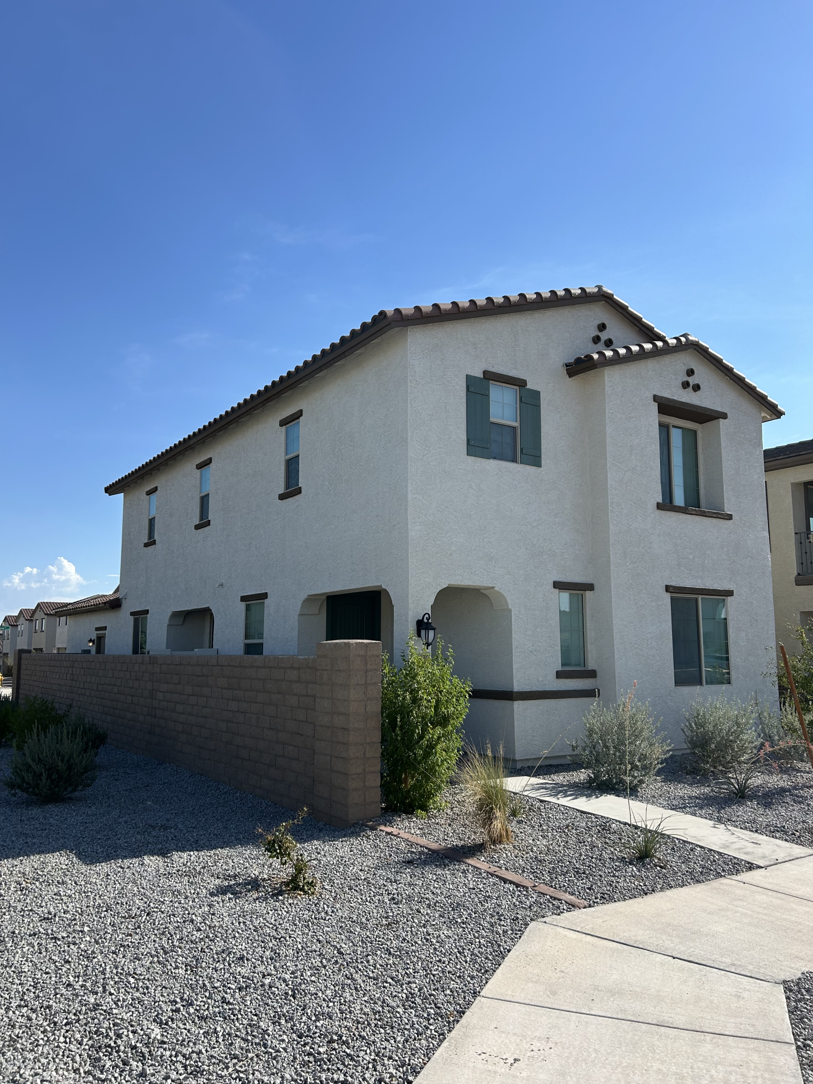 Hermosa casa de nueva construcción con un diseño moderno