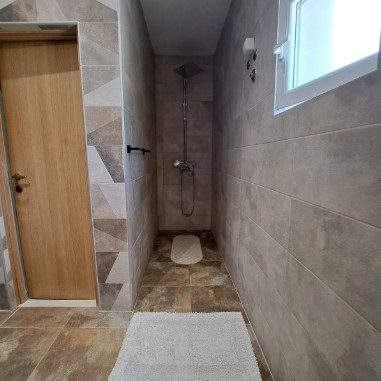 Amplio apartamento adriático con piscina entre mar y montañas