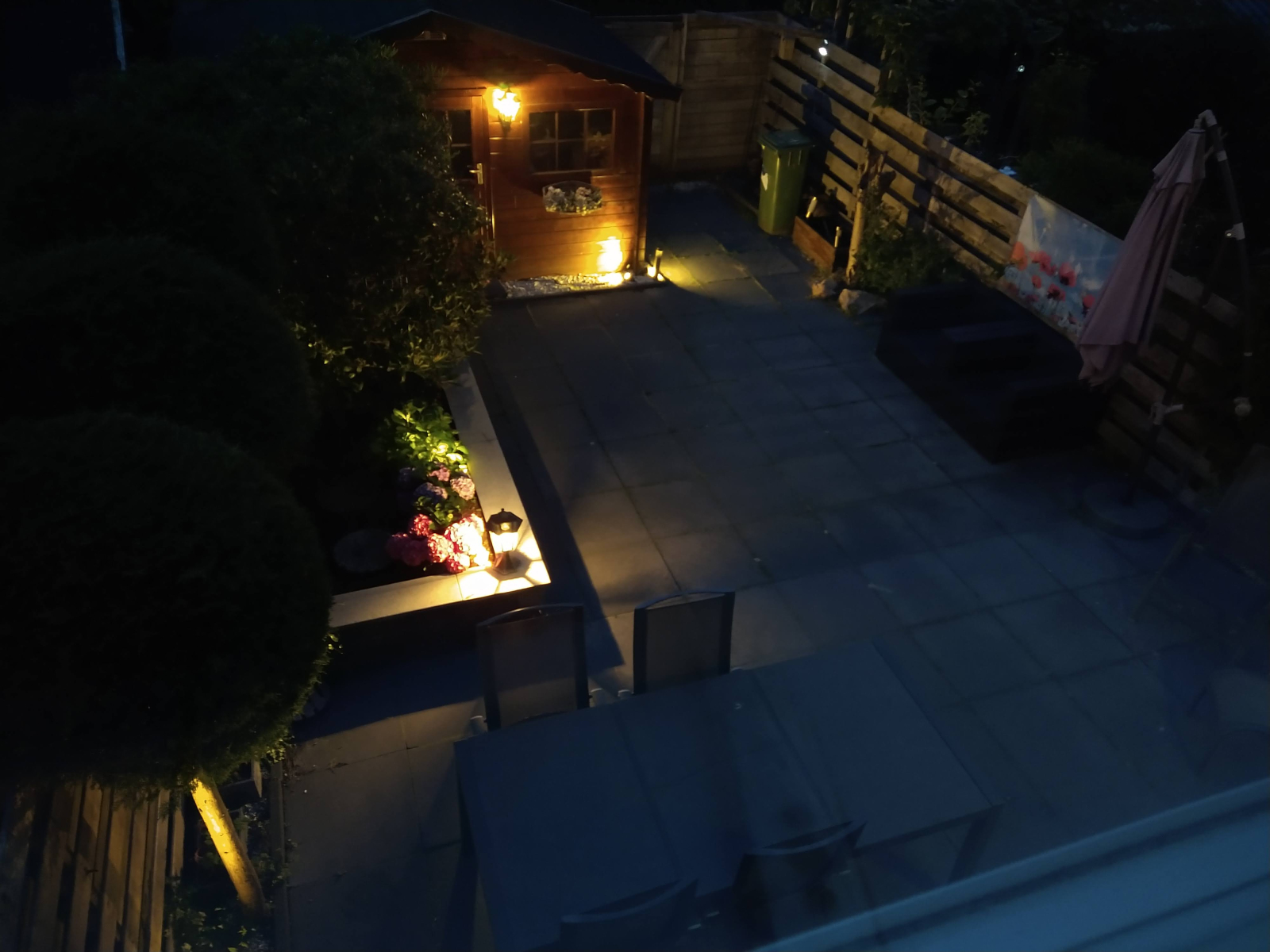 Bellissimo giardino attraente con 6 sedie e tavolo