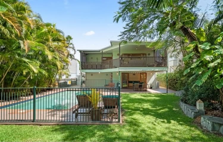 Queenslander rempli de caractère avec de l’espace, une piscine et des équipements
