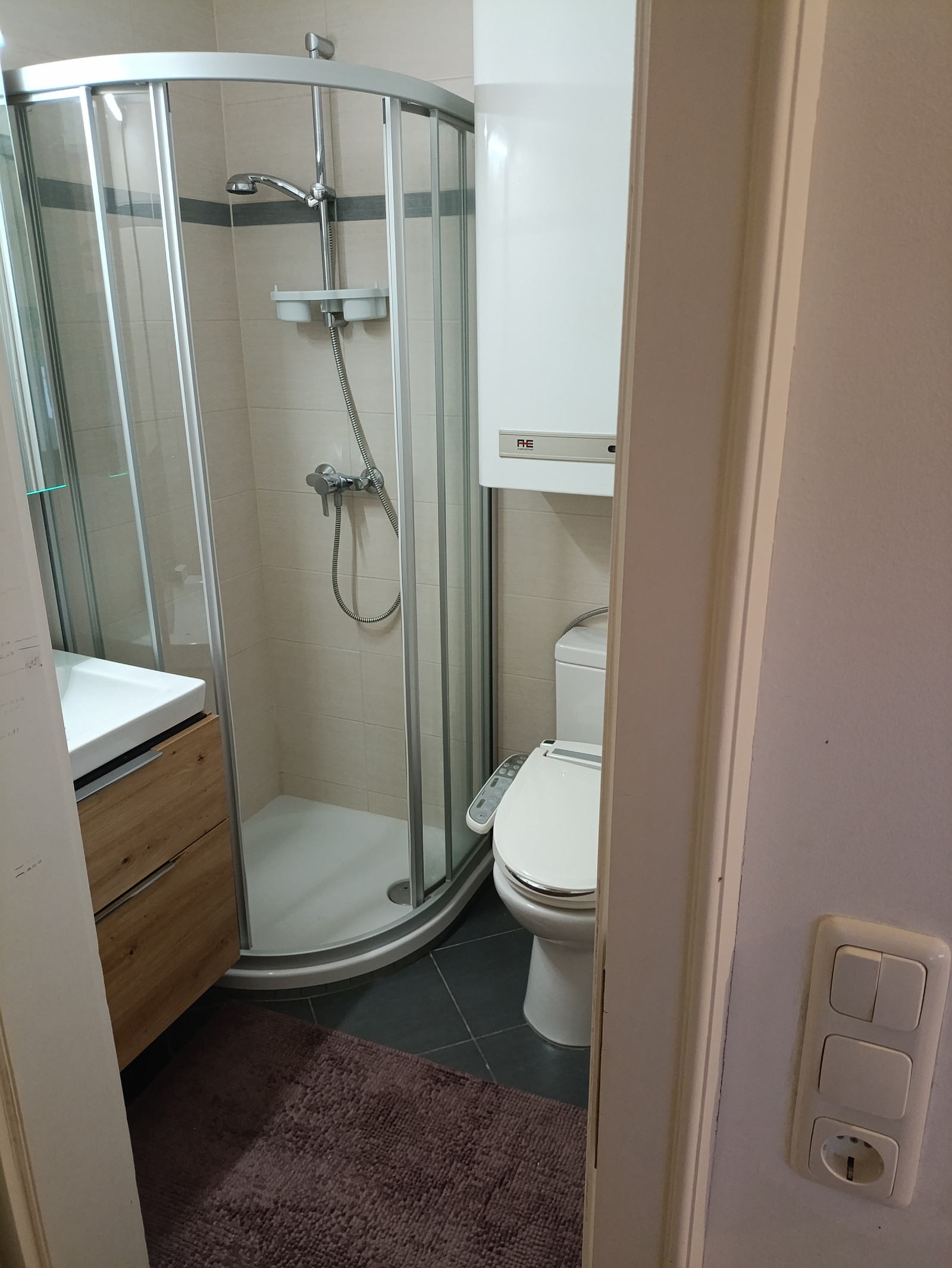 Baño pequeño en suite en el tercer dormitorio