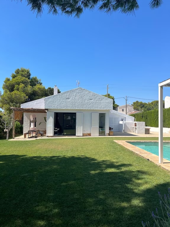 Design 3-bedroom chalet 10-min walk to the beach with studio-office by the pool