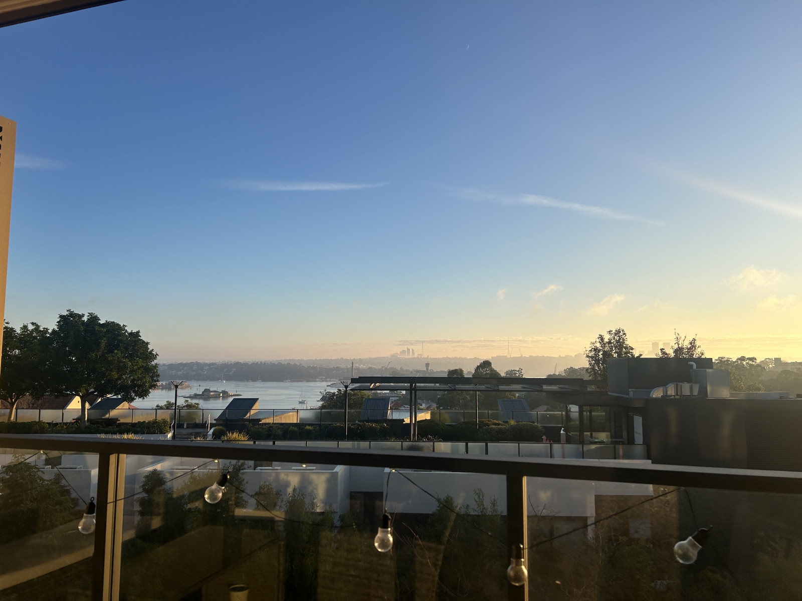 Apartamento moderno de dois andares com vista para a baía