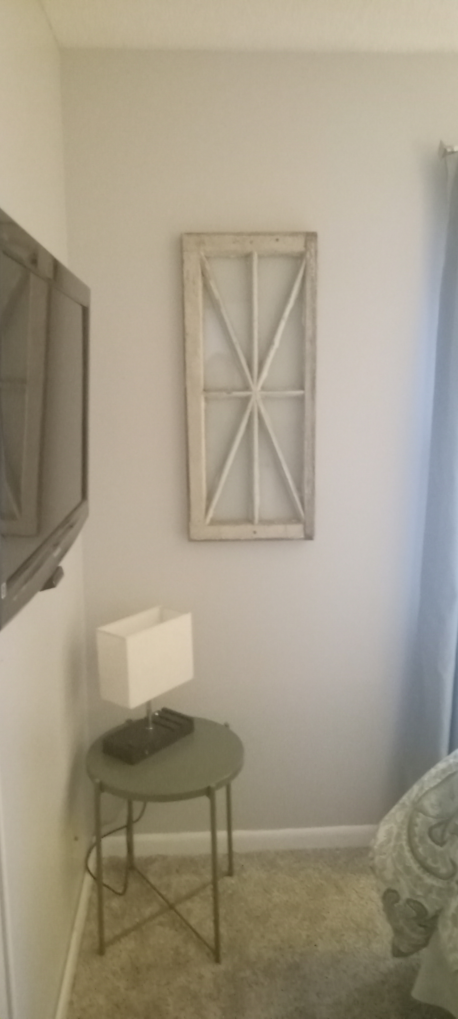 De gastenkamer beschikt over een aan de muur gemonteerde tv met Roku.