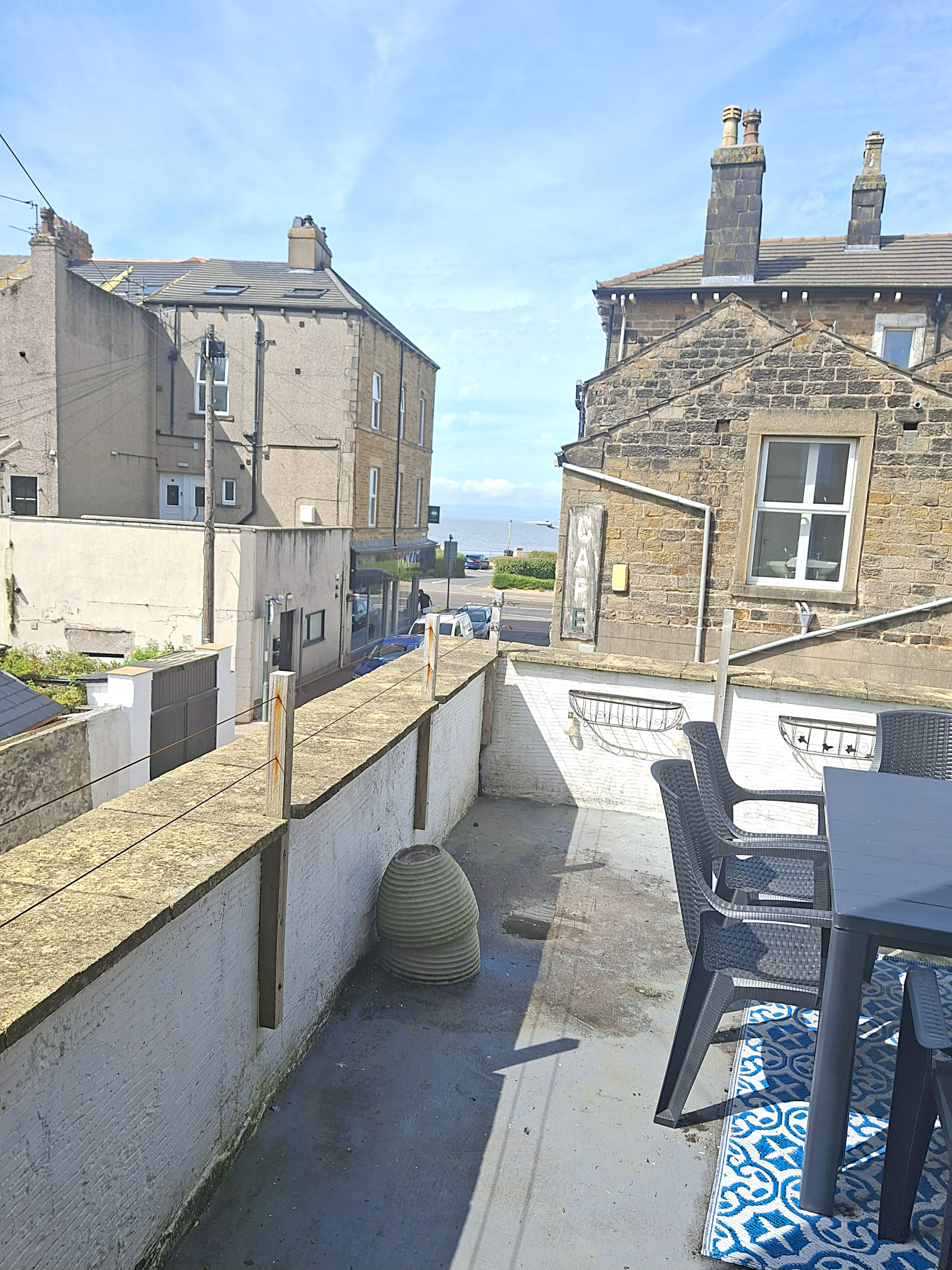 Varanda exterior com vista para o mar