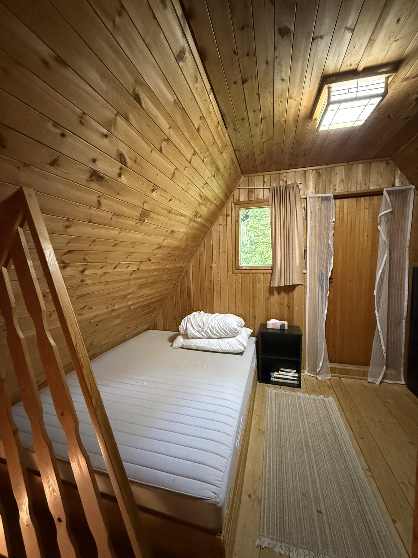 Cama matrimonial en el primer dormitorio
