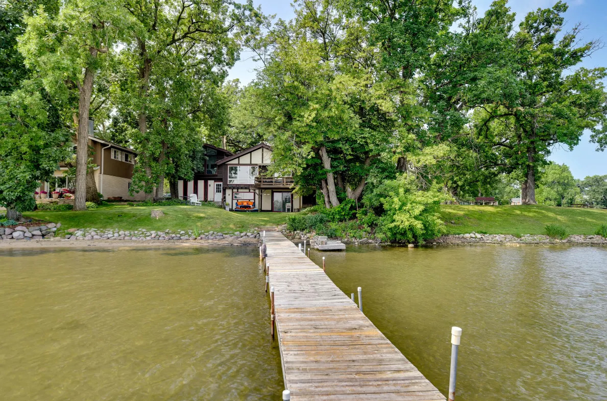 Lake House 42 miles north of Chicago and 51 miles South of Milwaukee
