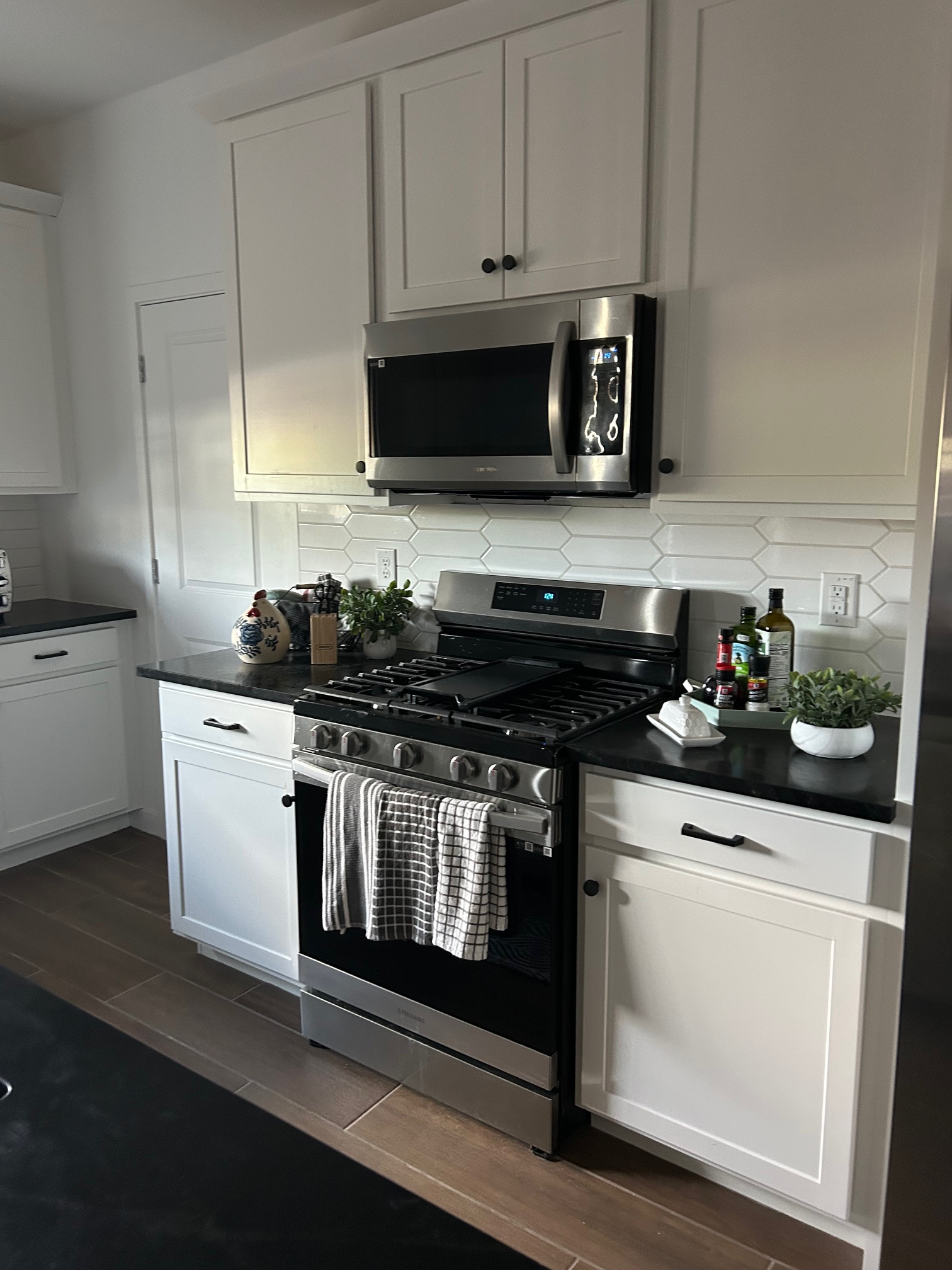 Amplia cocina con electrodomésticos nuevos, que incluyen estufa de gas y mucho espacio en el mostrad ...