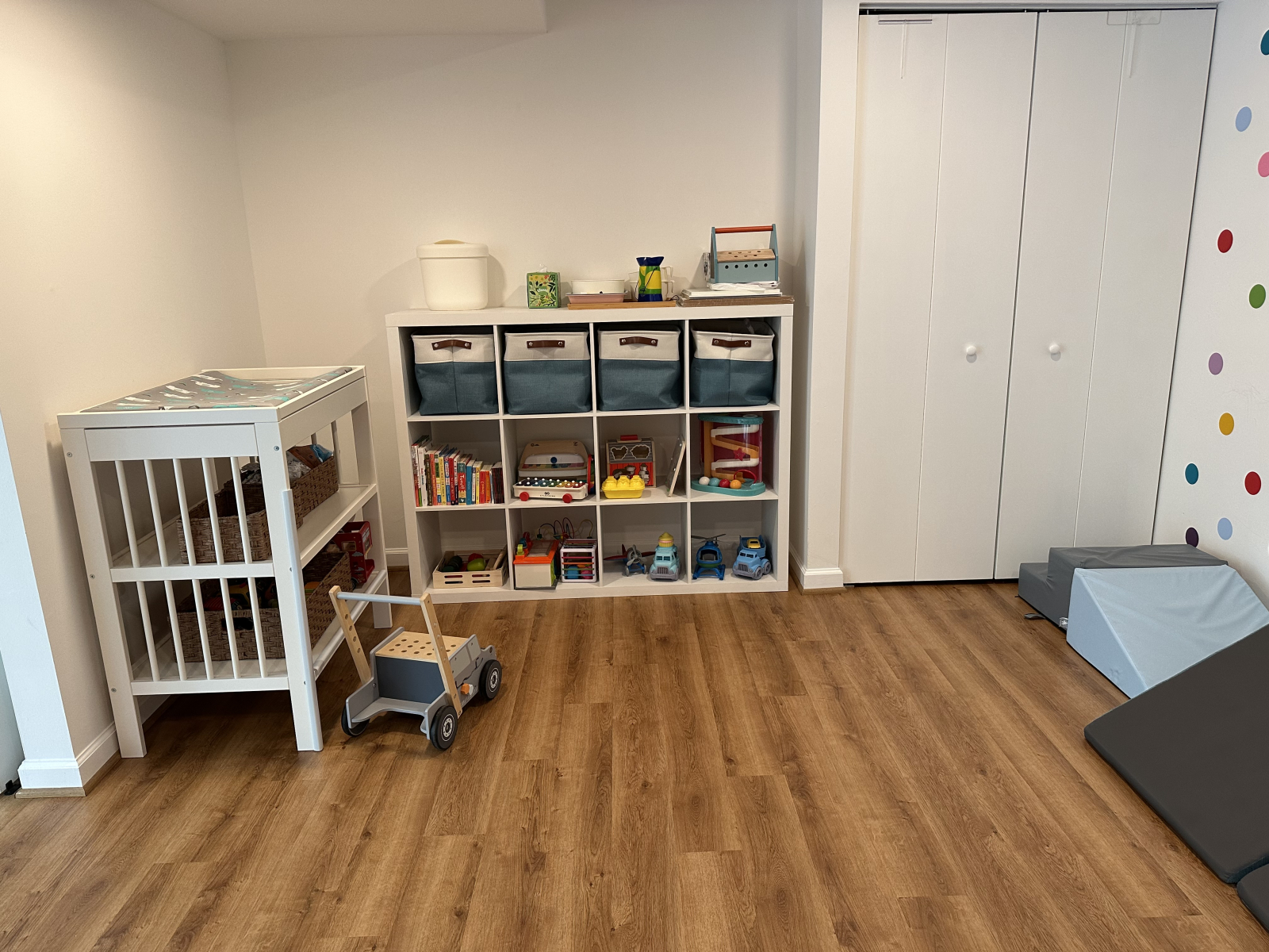 Salle de jeux au rez-de-chaussée avec une table à langer