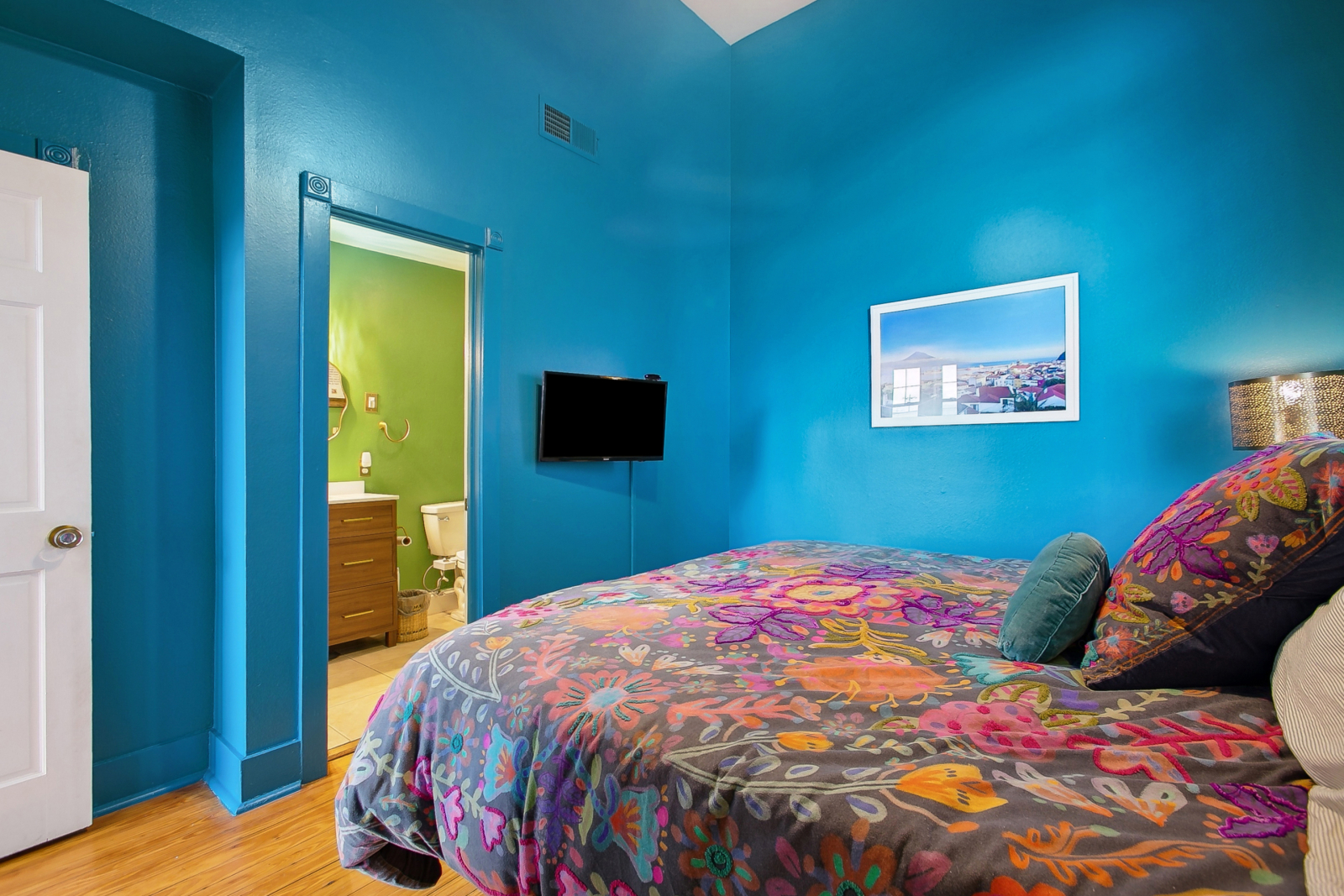 Quarto principal com cama king size e banheiro privativo.