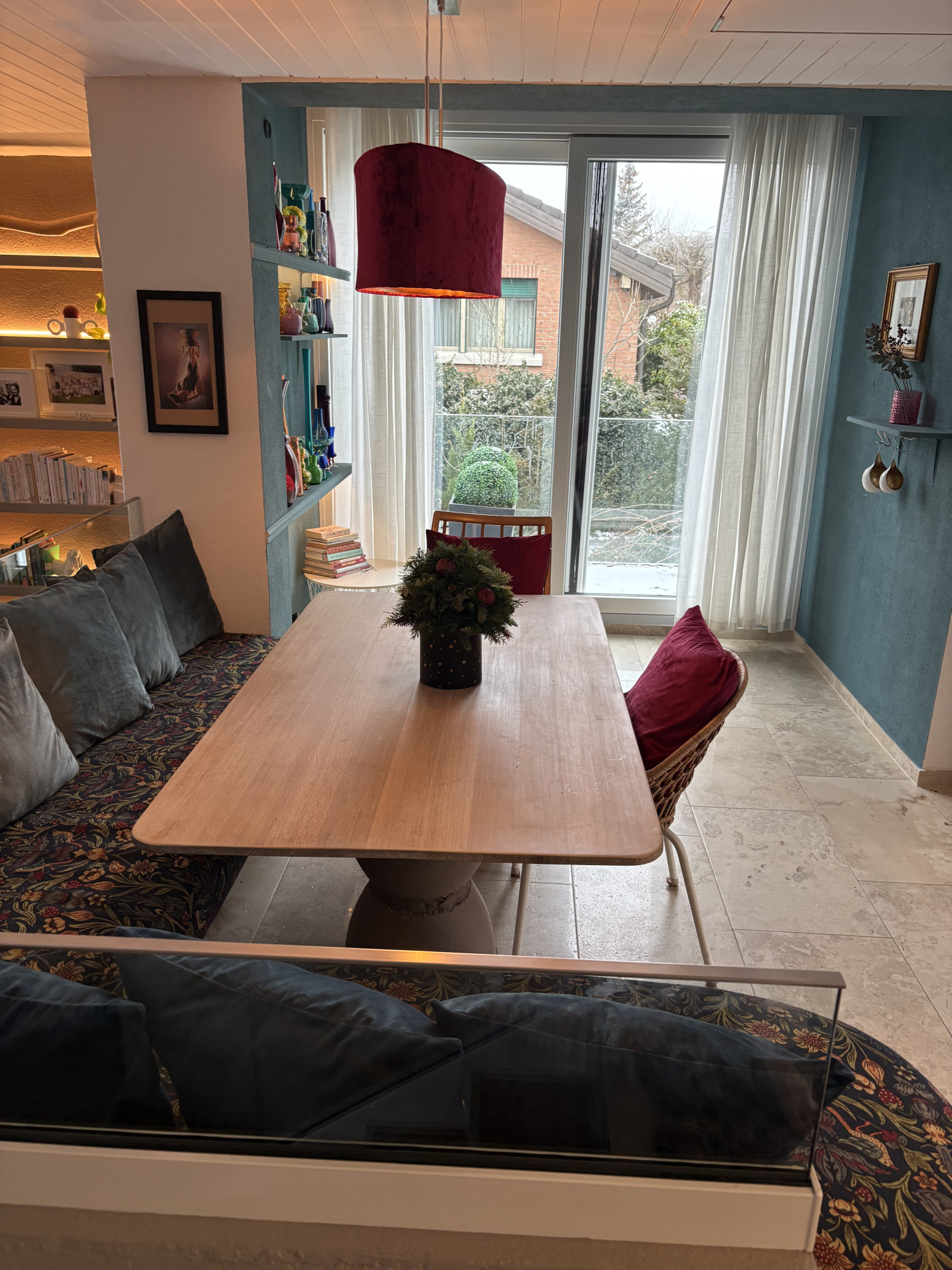 Dining area is adjacent to the kitchen and entryway