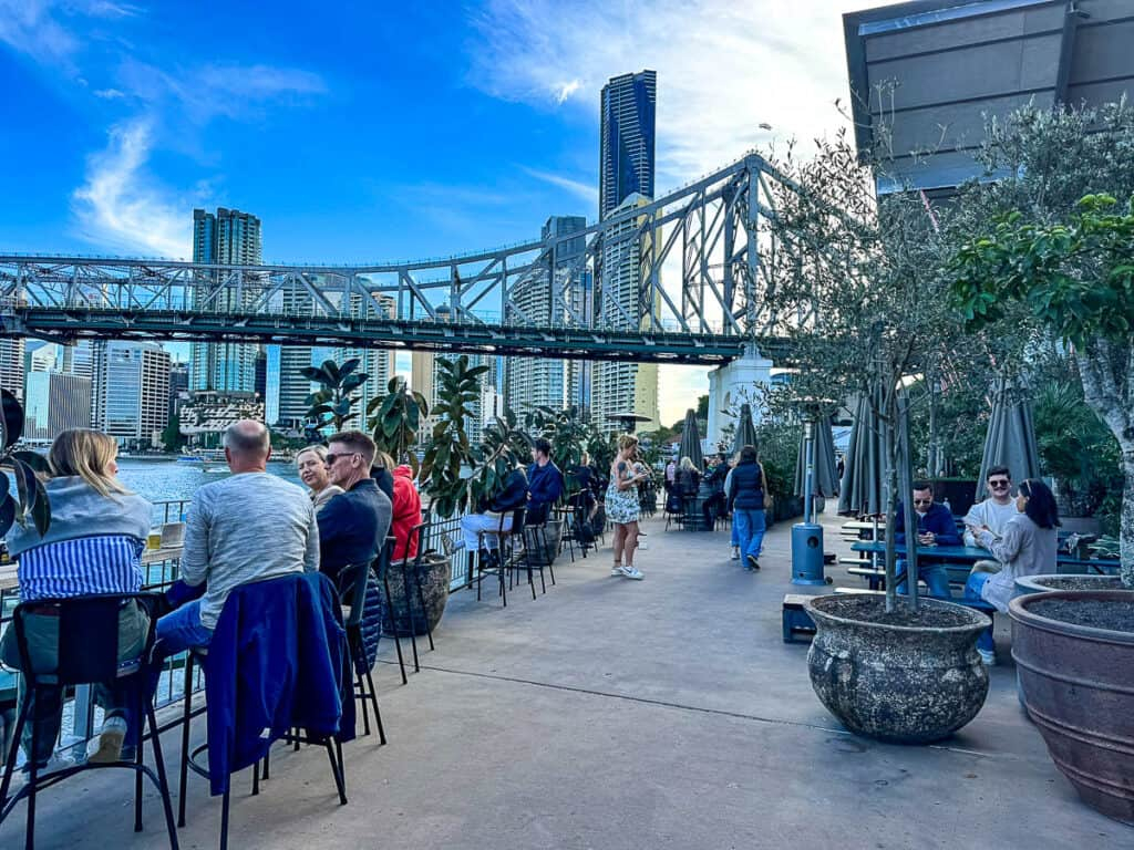 Casa de família em Brisbane com apartamento para vovó, piscina, spa, acesso lateral, boas escolas, subúrbio seguro