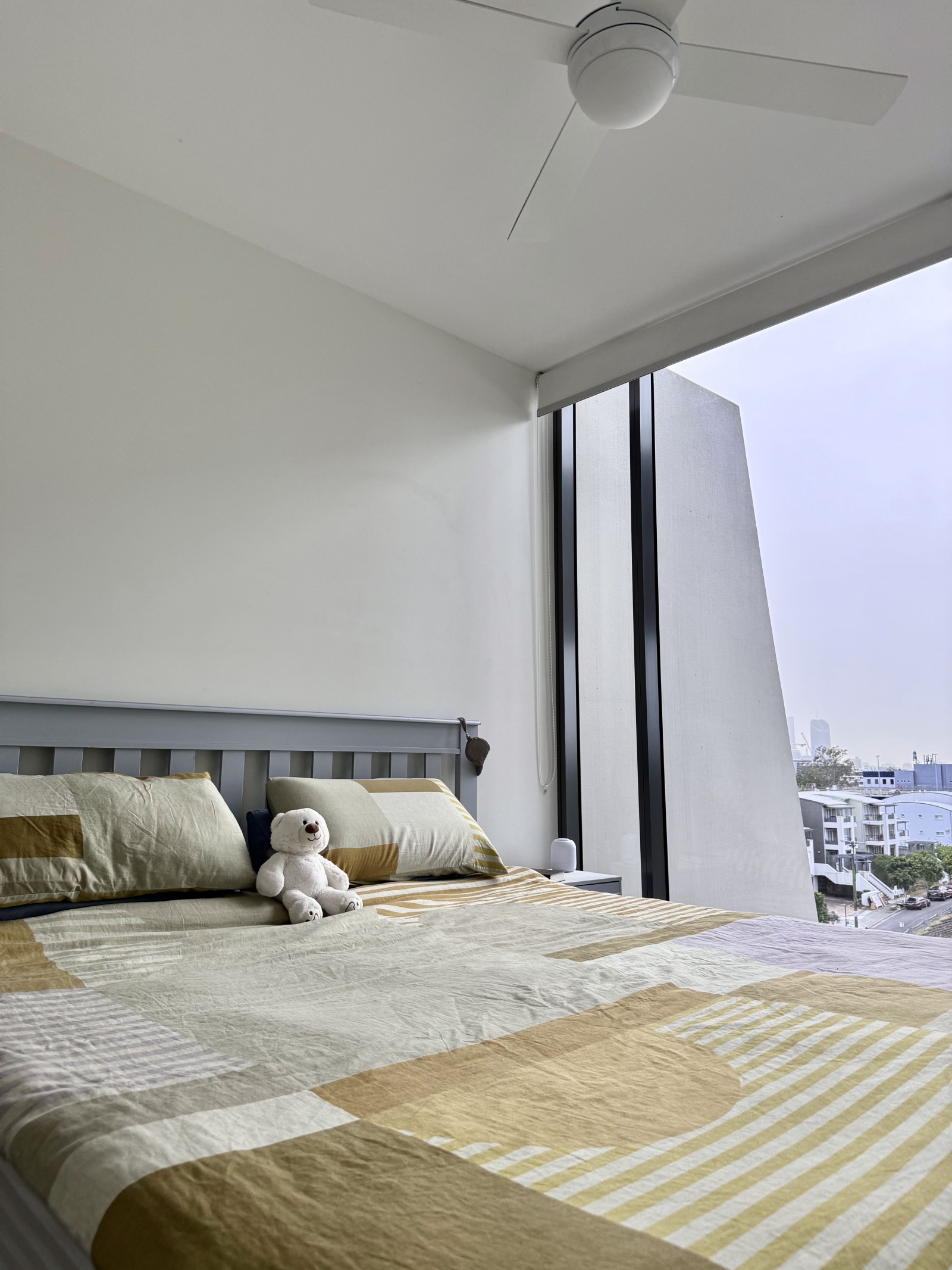 Clean modern apartment 10 min from CBD
