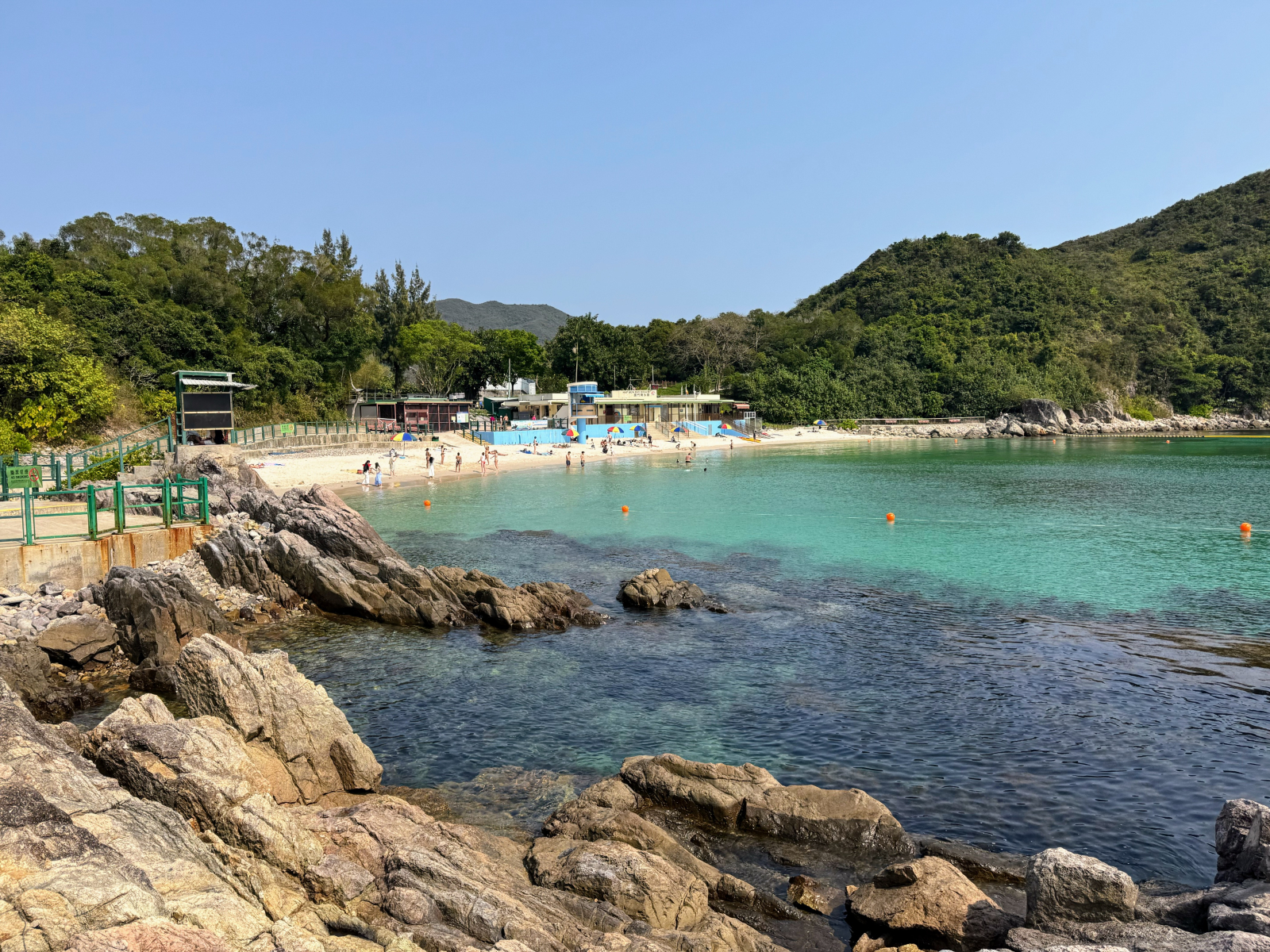 Hap Mun Bay (Half Moon Bay) op slechts een korte boottocht afstand op Sharp Island ($ 40 hkd retour)