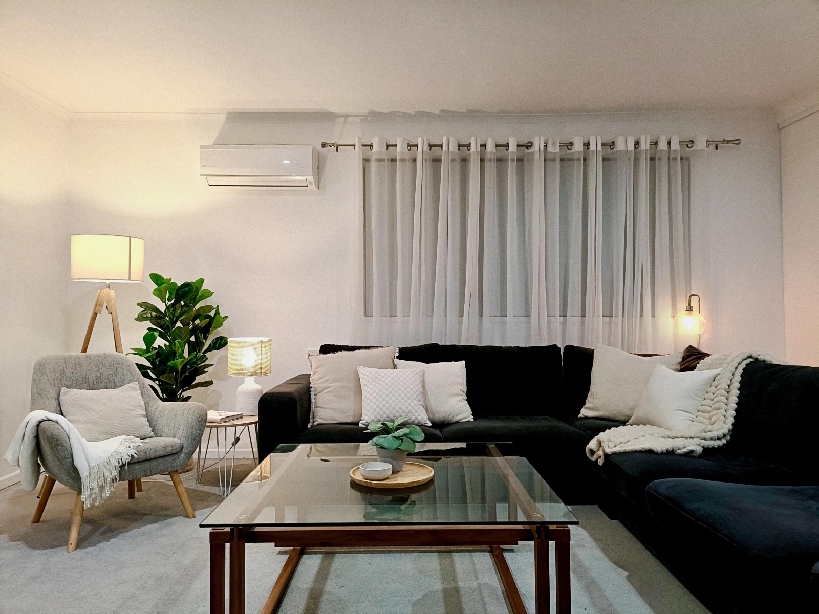 Soggiorno - grande divano angolare e poltrona singola. Non nella foto - TV + divano letto a 3 posti ...