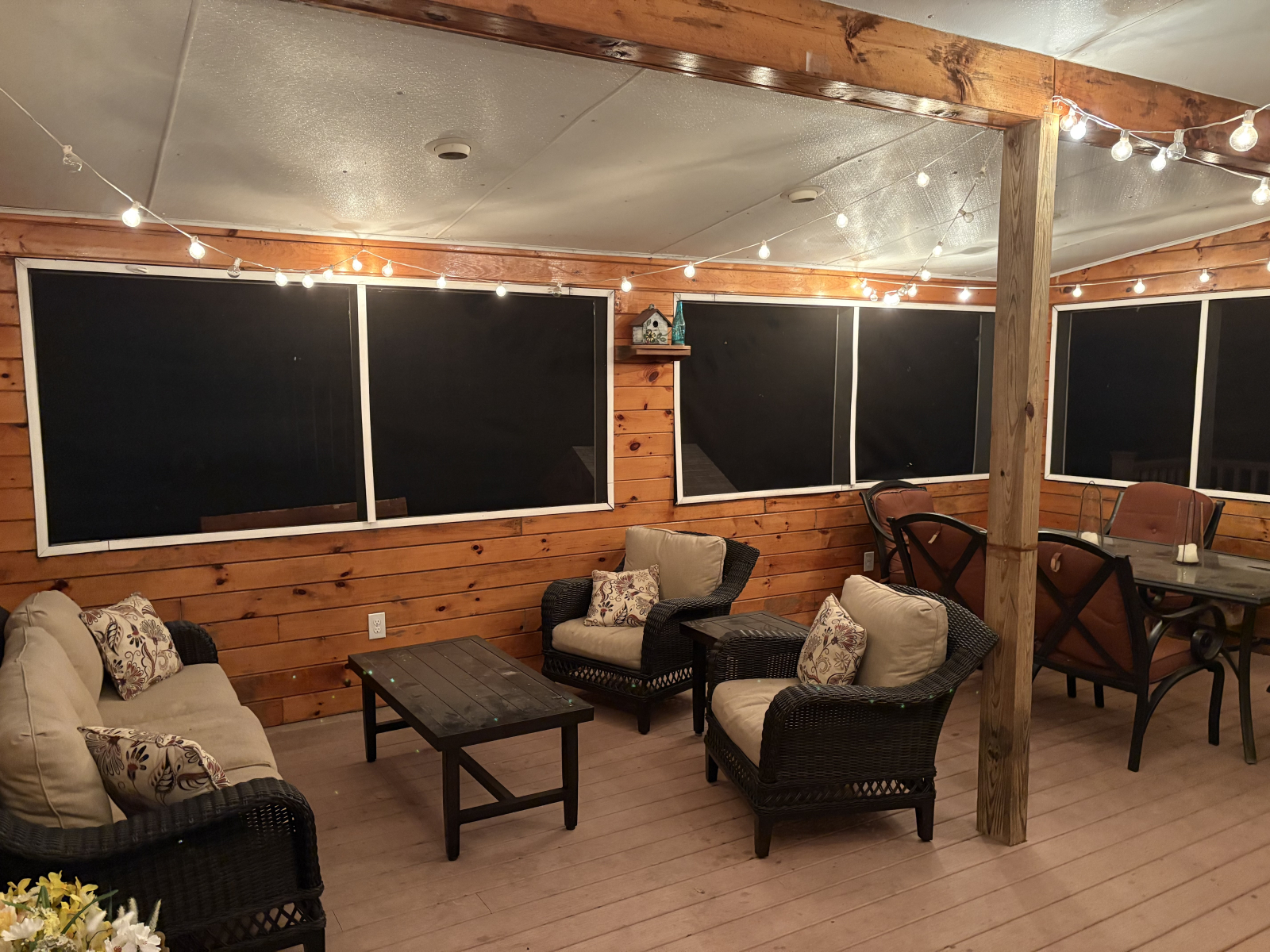 Nosso "quarto" favorito na primavera, verão e outono - nosso adorável alpendre com tela.