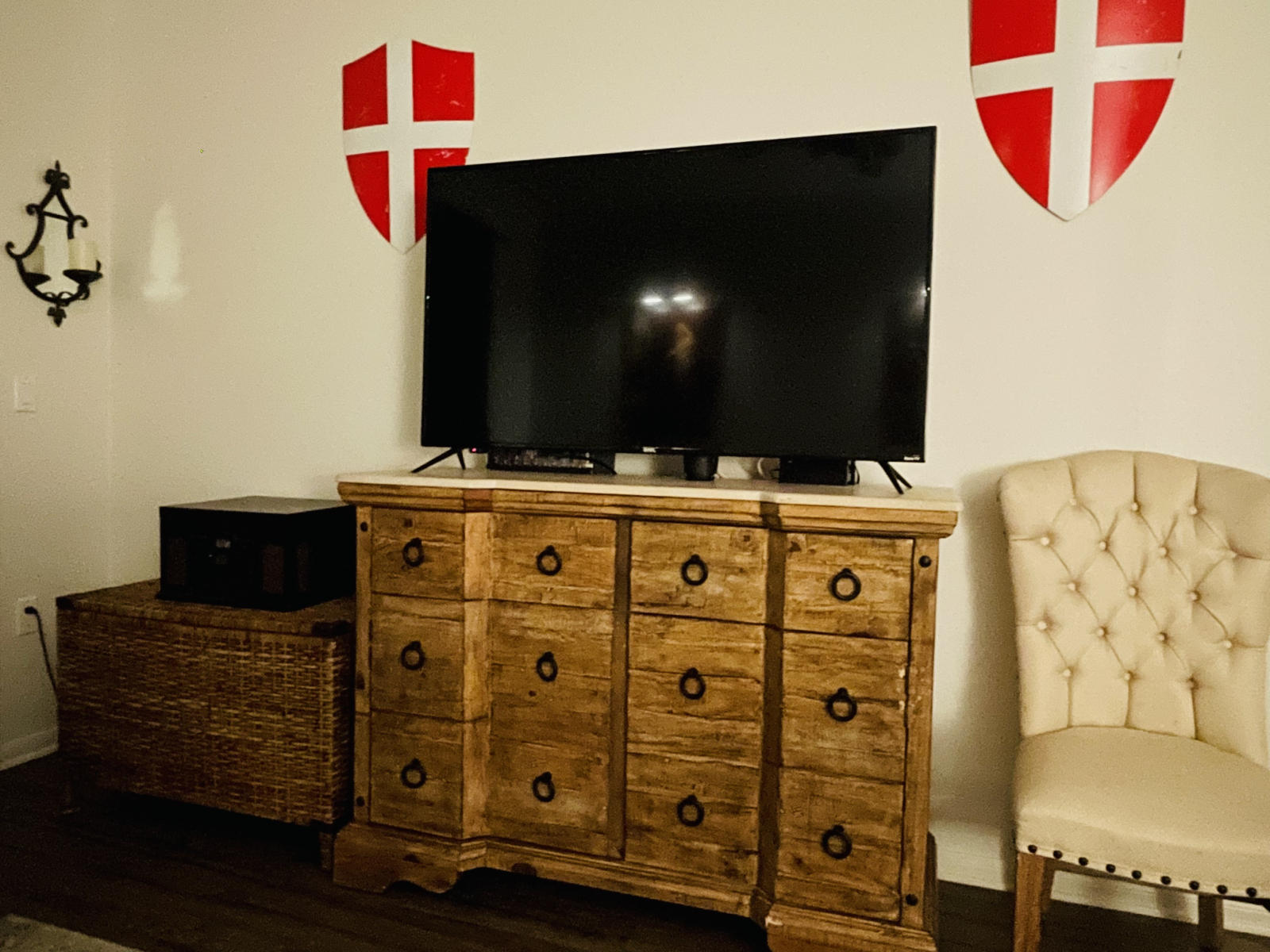 Wohnzimmer. In den Schränken befinden sich Kinderbücher, Montessori-Musikwerkzeuge und Puzzles. Es g ...