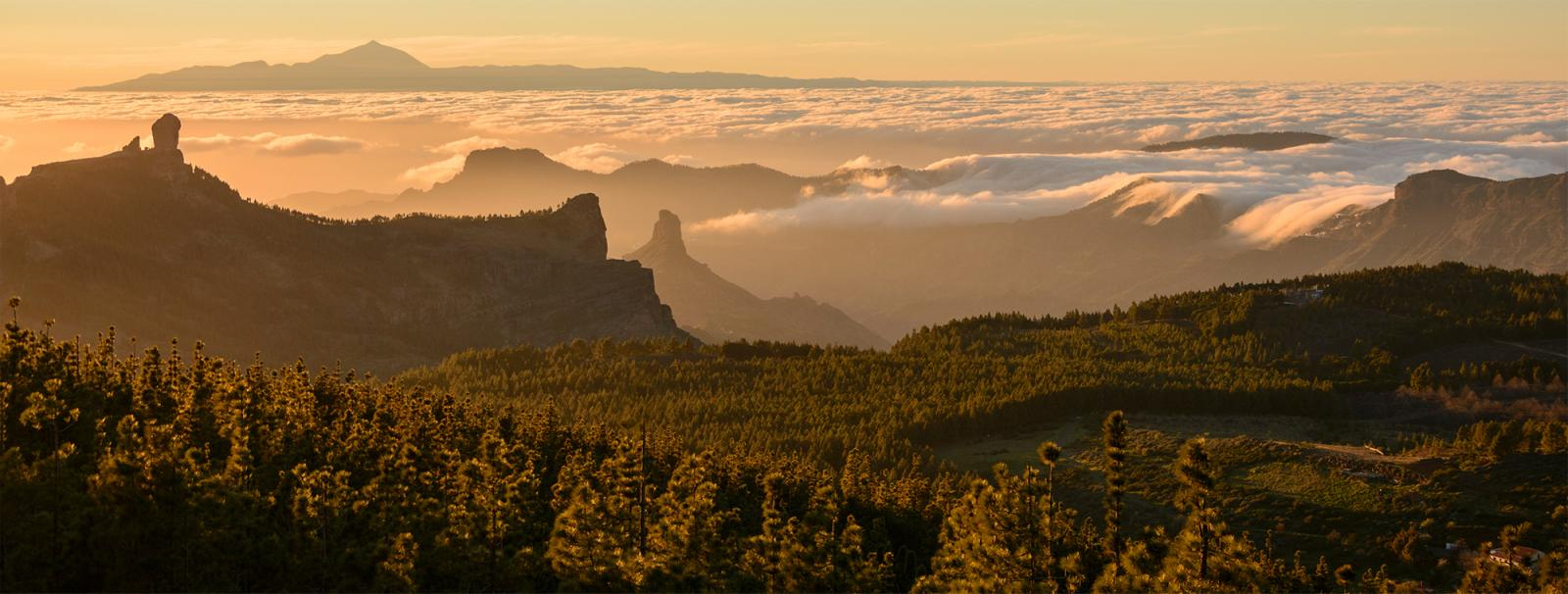 Vista del Roque Nublo e del Pico Teide (Tenerife sullo sfondo) dal Pozo de Las Nieves (centro di Gra ...