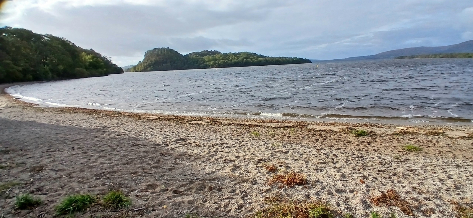 Piccola spiaggia a Balmaha, passeggiate sulle rive del Loch Lomond