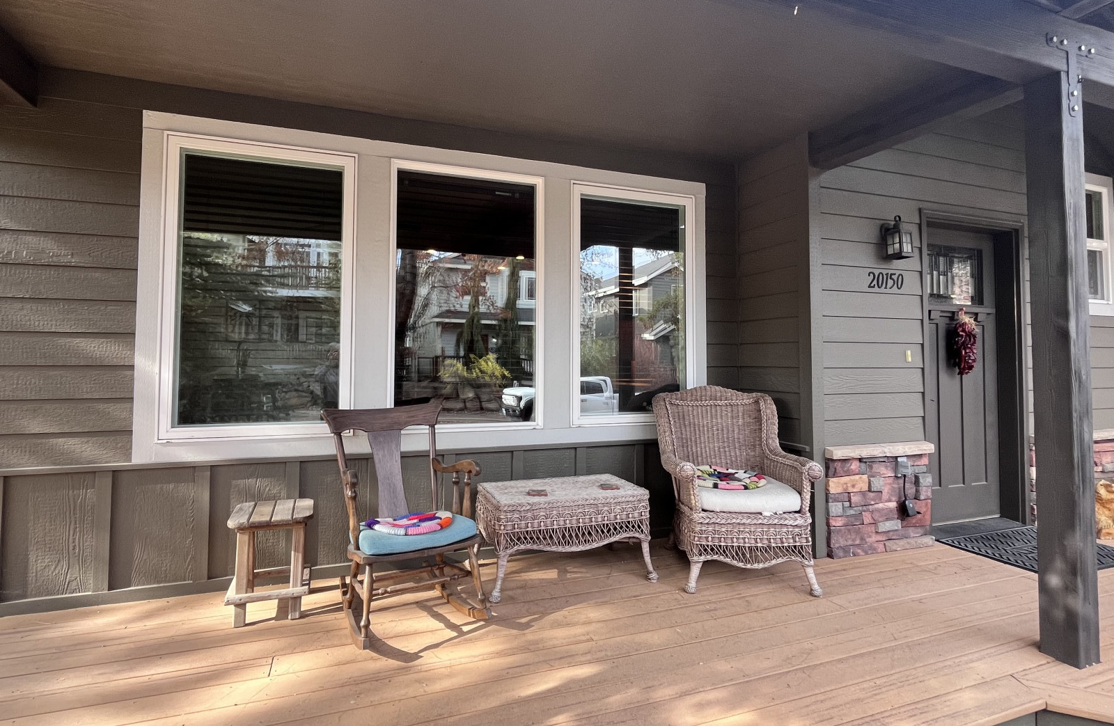 Voorkant van het huis overdekt dek.